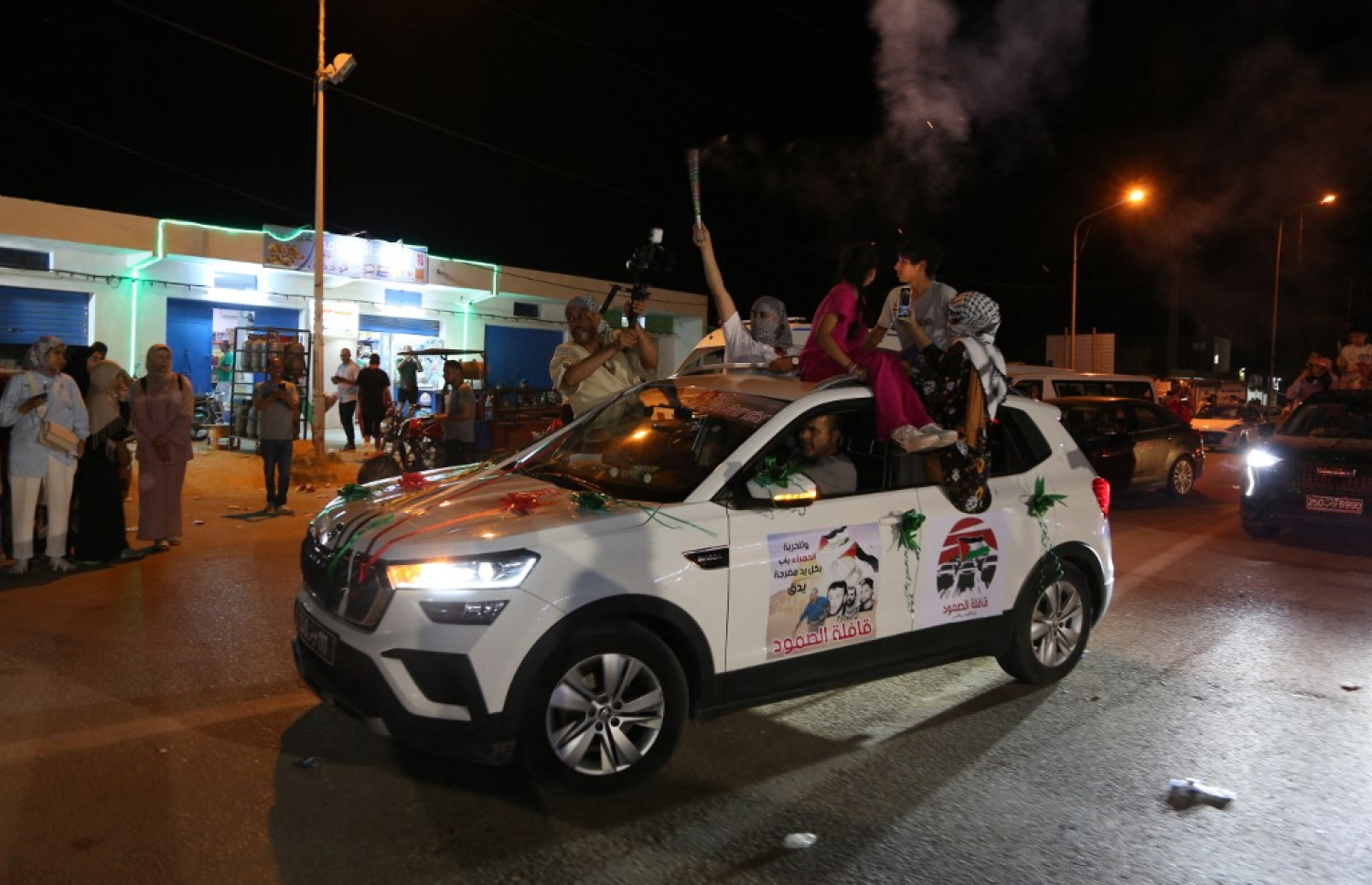 ޞަމޫދު ގާފިލާ ލީބިއާގެ ޓްރިޕޮލީއަށް ވަނުމާ އެކު އާންމުން ނުކުމެ މަރުހަބާ ކިޔަނީ. -- ފޮޓޯ: އޭއެފްޕީ