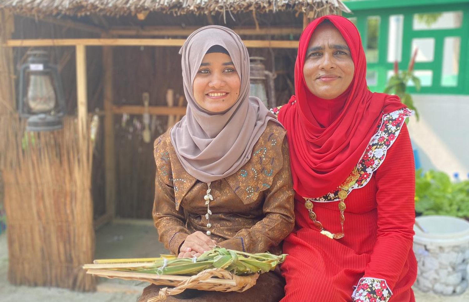 ސަމްސުއްނިސާ، އޭނާ ކައިރީގައި ހުރެގެން އޭދަފުށީގައި ވަޒީފާއަދާކުރި މީހަކާއެކު ފޮޓޯއެއް ނަގަނީ.