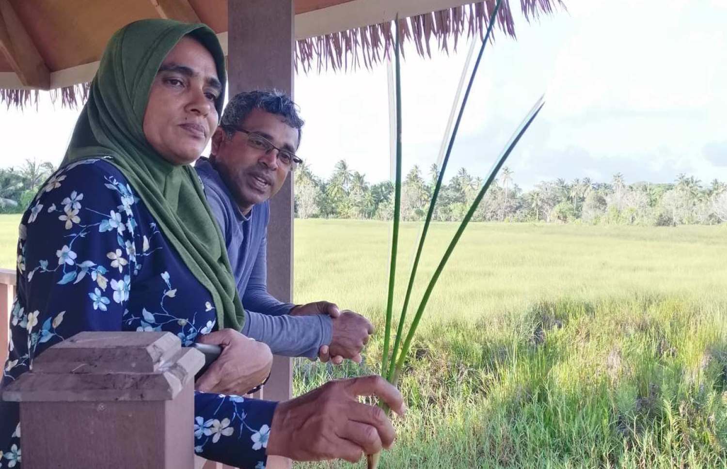 ސަމްސުއްނިސާ، އޭނާގެ ފިރިމީހައާއެކު. ކުދިން ބެލެހެއްޓުމުގައި ފިރިމީހާގެ ބޮޑު ސަޕޯޓެއް ލިބޭ.