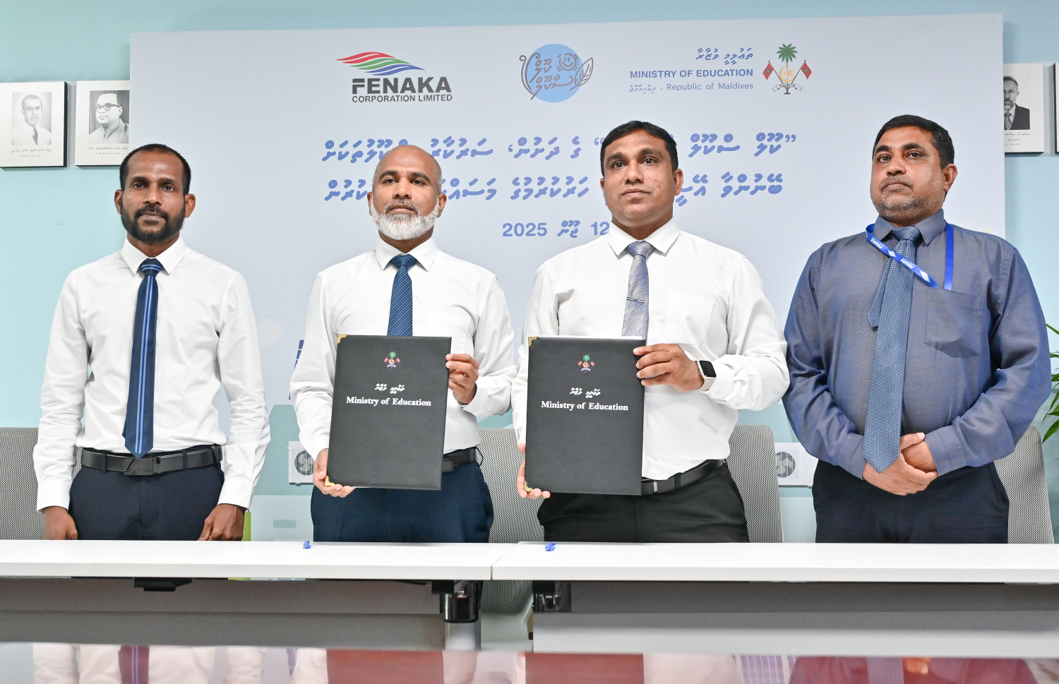 "ކޫލް ސްކޫލް" ޕްރޮޖެކްޓުގައި ފެނަކައިގެ ފަރާތުން އެ ކުންފުނީގެ މެނޭޖިން ޑިރެކްޓަރު މުހައްމަދު ނަޖާހު އަދި އެޑިޔުކޭޝަން މިނިސްޓަރު ޑރ. އިސްމާއިލް ޝަފީއު ސޮއި ކުރައްވަނީ. --ފޮޓޯ: ނިޝާން އަލީ | މިހާރު