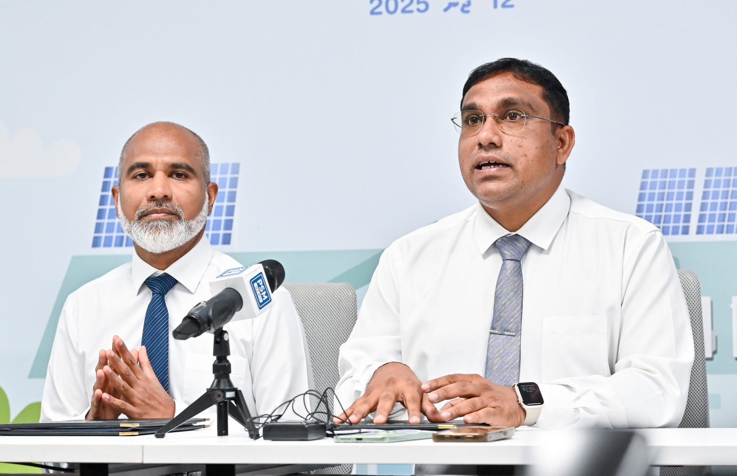 "ކޫލް ސްކޫލް" ޕްރޮޖެކްޓުގައި ފެނަކައިގެ ފަރާތުން އެ ކުންފުނީގެ މެނޭޖިން ޑިރެކްޓަރު މުހައްމަދު ނަޖާހު އަދި އެޑިޔުކޭޝަން މިނިސްޓަރު ޑރ. އިސްމާއިލް ޝަފީއު ސޮއި ކުރެއްވުމަށް ފަހު ނޫސްވެރިންނާ ވާހަކަ ދައްކަވަނީ. --- ފޮޓޯ: ނިޝާން އަލީ |  މިހާރު