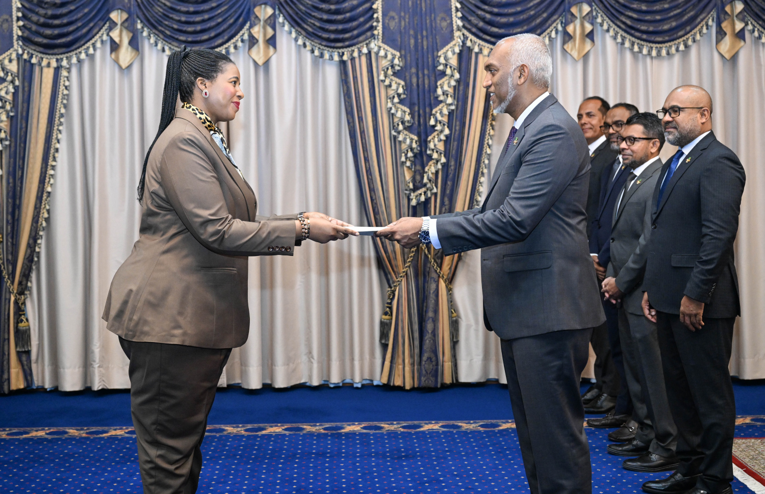 ޒިމްބާބްވޭގެ ނޮން ރެޒިޑެންޓް ސަފީރުގެ ފަތްކޮޅު ރައީސަށް އަރުވަނީ.