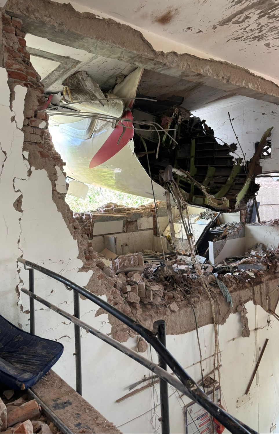 އެއާ އިންޑިއާގެ މަތިންދާބޯޓުގެ ބައިތައް، އެ ވެއްޓުނު ތަނުގައި ހުރި އިމާރާތެއްގެ ތެރޭގައި.