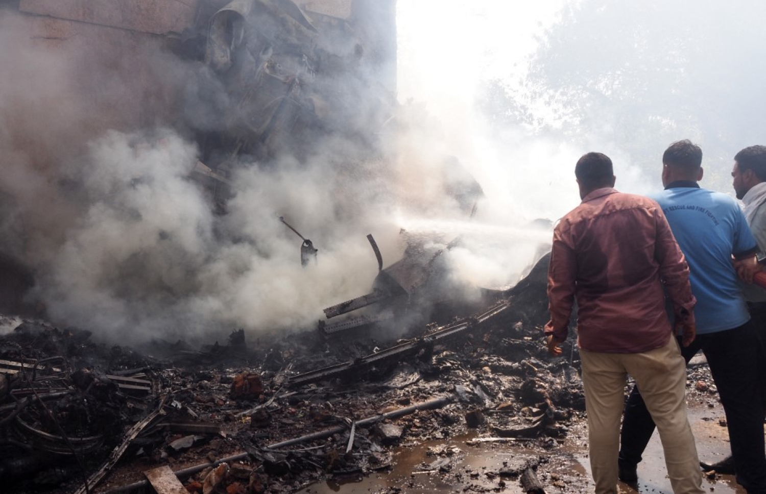 އެއާ އިންޑިއާގެ ބޯޓު ވެއްޓުނުތަނުން މީހުންގެ ހަށިތައް ހޯދުމުގެ މަސައްކަތް ކުރަނީ. -- ފޮޓޯ: އޭއެފްޕީ