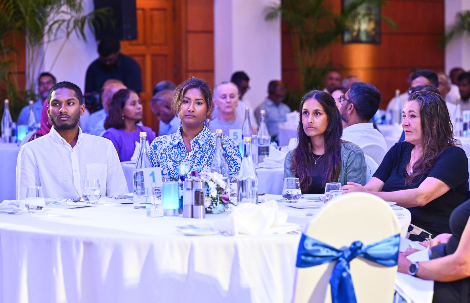 ސިލްވާ ސޭންޑްސްގެ 25 ވަނަ އަހަރީ ދުވަސް ފާހަގަކުރުމަށް ބޭއްވި ރަސްމިއްޔާތުގައި ބައިވެރިވެވަޑައިގެންނެވި ބައެއް ބޭފުޅުން.---ފޮޓޯ: ފަޔާޒު މޫސާ| މިހާރު