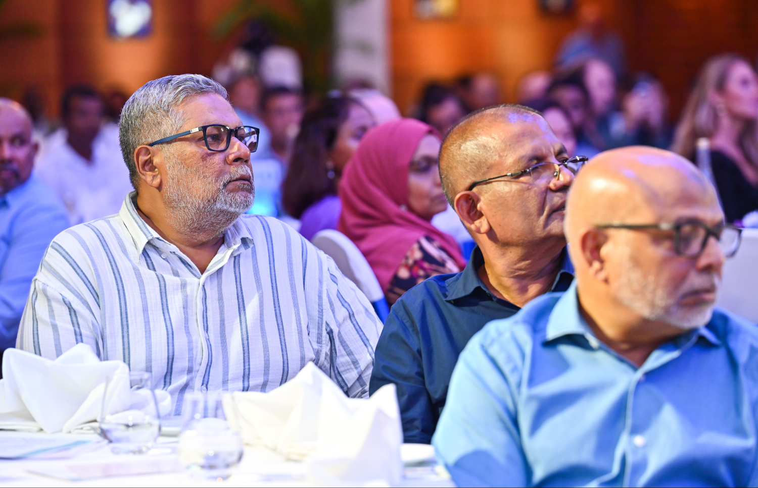 ސިލްވާ ސޭންޑްސްގެ 25 ވަނަ އަހަރީ ދުވަސް ފާހަގަކުރުމަށް ބޭއްވި ރަސްމިއްޔާތުގައި އެ ކުންފުނީގެ ބައެއް އިސްވެރިންނާއި ބައެއް ކްލަޔަންޓުން ބައިވެރިވެވަޑައިގަންނަވަނީ.---ފޮޓޯ: ފަޔާޒު މޫސާ| މިހާރު