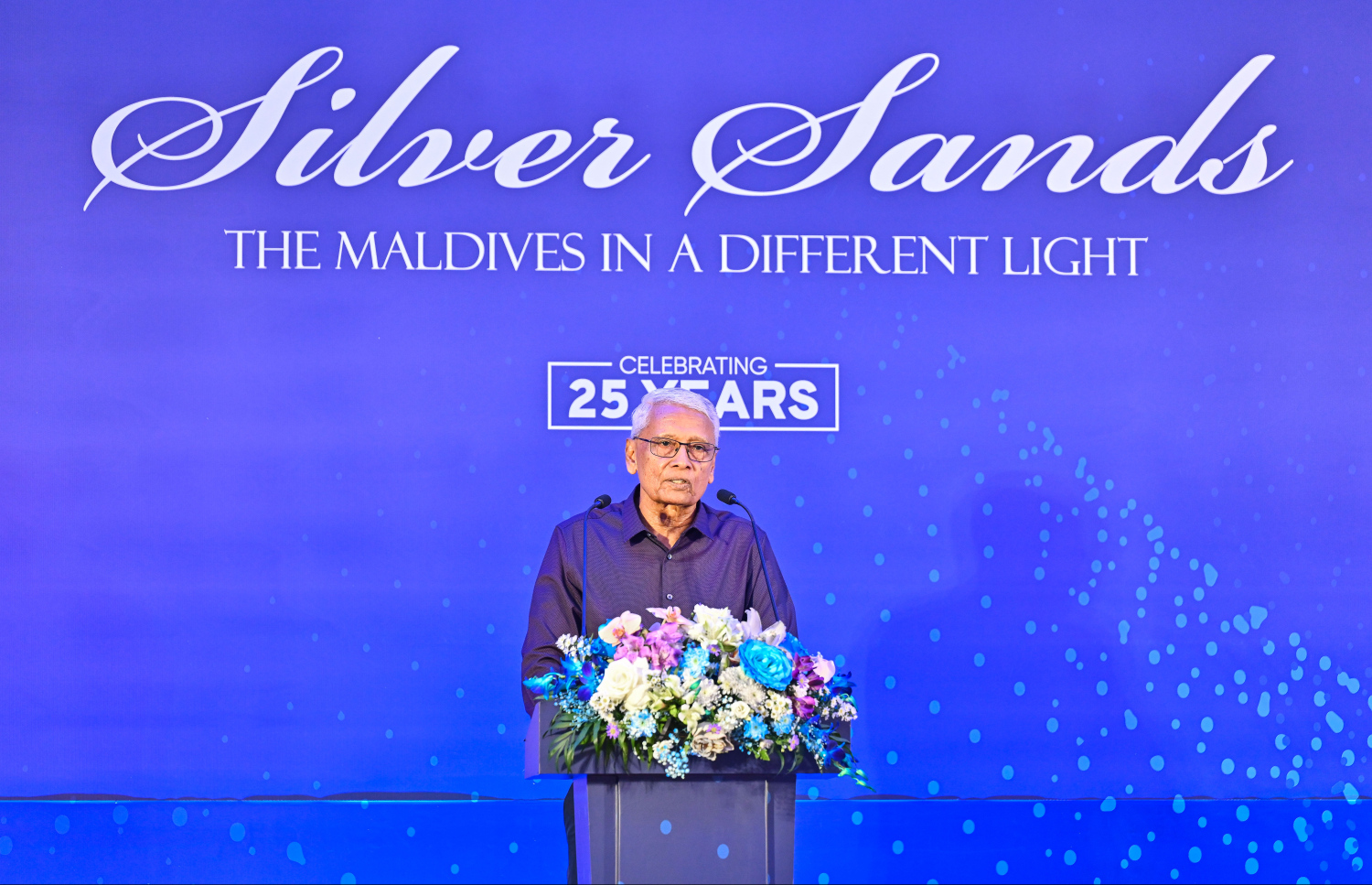 ސިލްވާ ސޭންޑްސްގެ 25 ވަނަ އަހަރީ ދުވަސް ފާހަގަކުރުމަށް ބޭއްވި ރަސްމިއްޔާތުގައި، ޝަރަފުވެރި މެހުމާން އަދި ތިމާވެށިގެ ދާއިރާގެ ތަޖުރިބާކާރު އަބްދުލްއަޒީޒް އަބްދުލް ހަކީމް ވާހަކަ ދައްކަވަނީ.--- ފޮޓޯ: ފަޔާޒު މޫސާ | މިހާރު