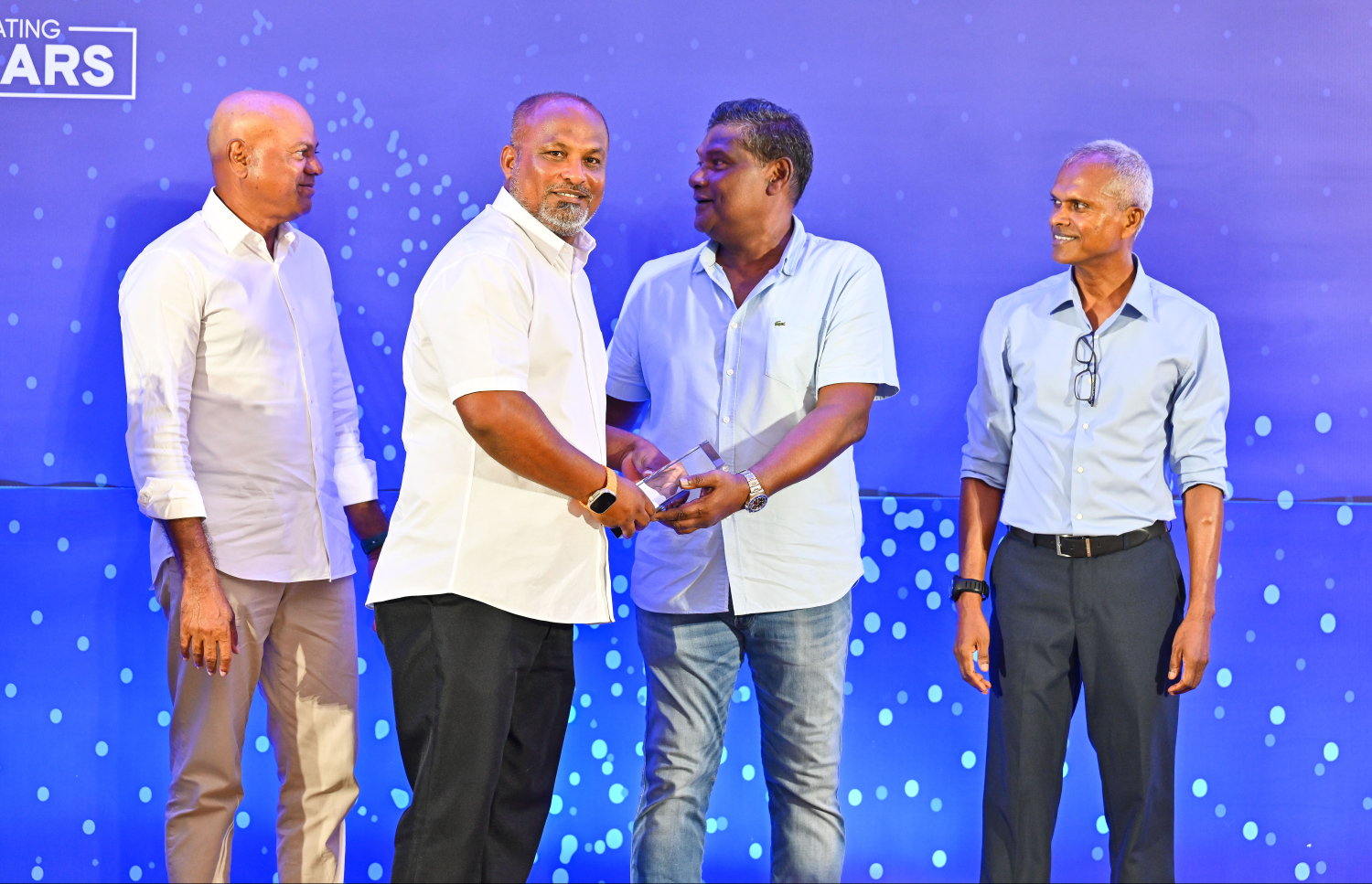 ސިލްވާ ސޭންޑްސްގެ 25 ވަނަ އަހަރީ ދުވަސް ފާހަގަކުރުމަށް ބޭއްވި ރަސްމިއްޔާތުގައި، އެ ކުންފުނީގައި އެންމެ ދިގު މުއްދަތަކަށް ހިދުމަތް ކޮށްފައިވާ މުވައްޒަފަކަށް އެވޯޑް ހަވާލުކުރަނީ.--- ފޮޓޯ: ފަޔާޒު މޫސާ | މިހާރު