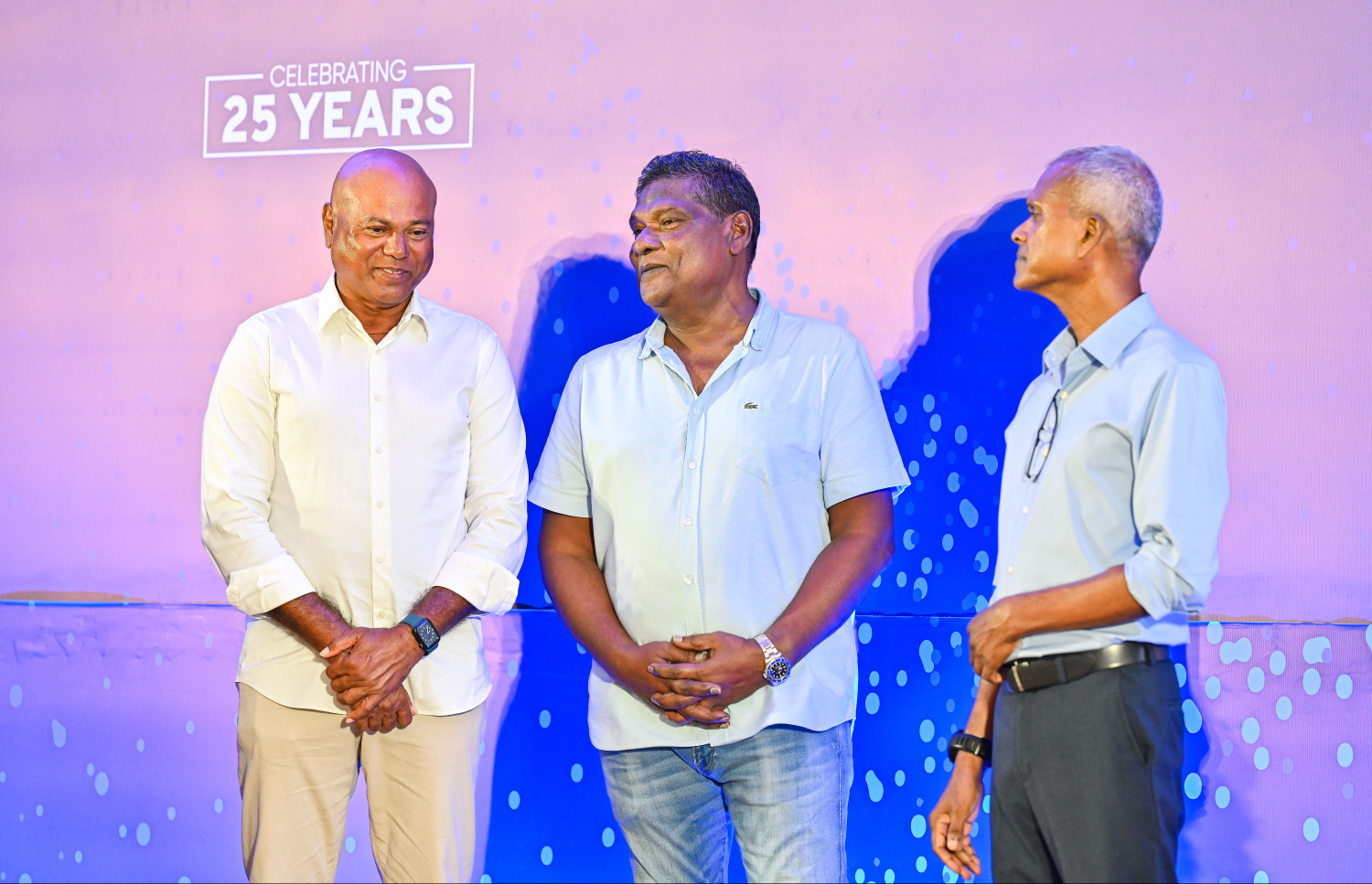 ސިލްވާ ސޭންޑްސް އަށް 25 އަހަރު ފުރުން ފާހަގަކުރުމަށް ބޭއްވި ރަސްމިއްޔާތުގައި އެ ކުންފުނީގެ އެންމެ އިސް ތިން ބޭފުޅުން ބައިވެރިވެވަޑައިގަންނަވަނީ.---ފޮޓޯ: ފަޔާޒު މޫސާ| މިހާރު