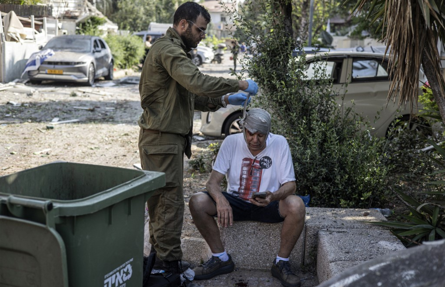 އިޒްރޭލުން އިސްވެ އީރާނަށް ދިން ހަމަލާތަކުގެ ބަދަލު ހިފުމަށް ރޭ އީރާނުން އިޒްރޭލަށް ދިން ވަރުގަދަ މިސައިލް ހަމަލާގައި ޒަހަމް ވި މީހަކަށް ސަފައިން އަވަސް ފަރުވާ ދެނީ -- ފޮޓޯ: އޭއެފްޕީ