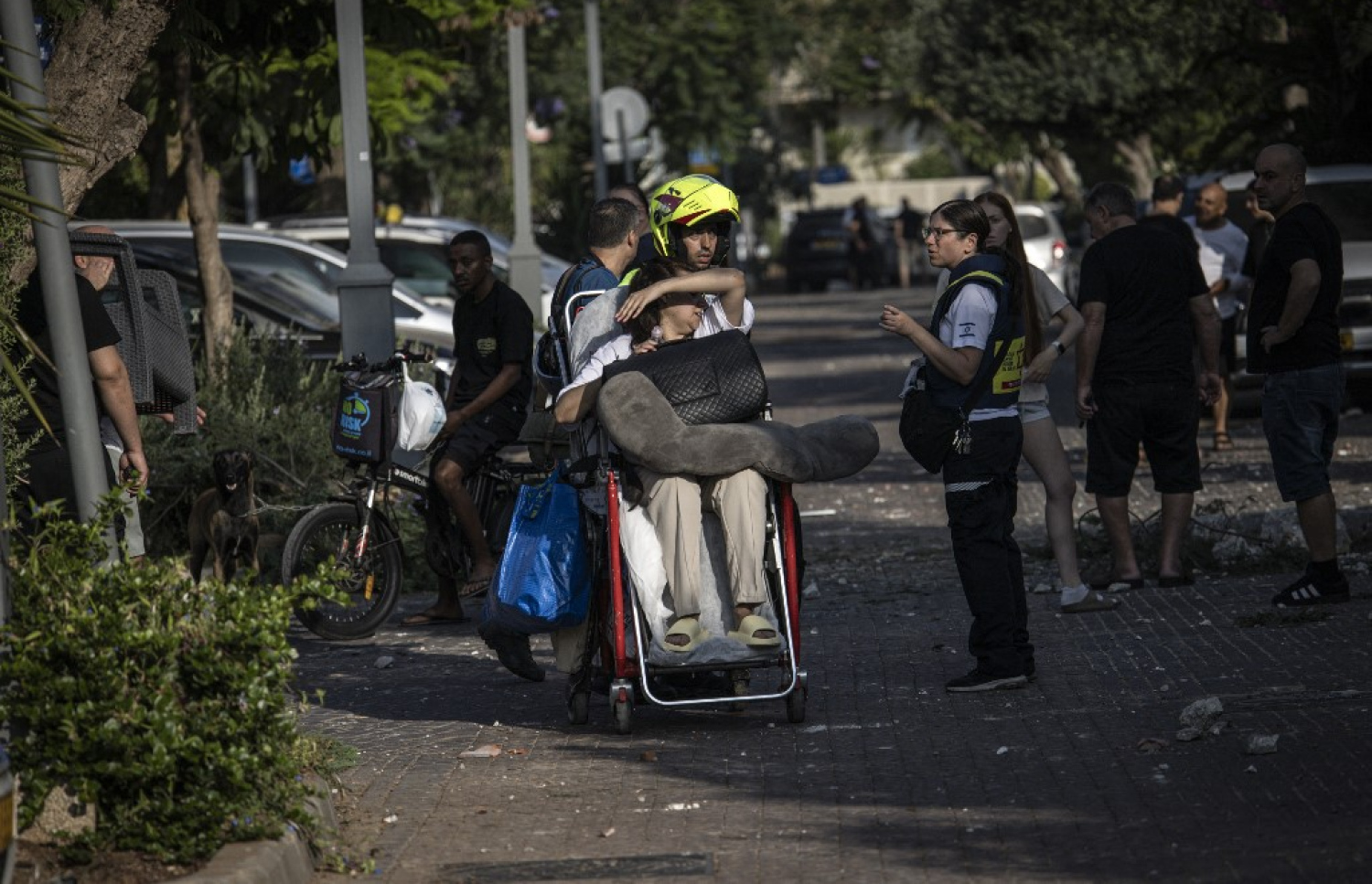 އިޒްރޭލުން އިސްވެ އީރާނަށް ދިން ހަމަލާތަކުގެ ބަދަލު ހިފުމަށް ރޭ އީރާނުން އިޒްރޭލަށް ދިން ވަރުގަދަ މިސައިލް ހަމަލާގައި ޒަހަމްވި މީހުން މަގުމަތީގައި -- ފޮޓޯ: އޭއެފްޕީ