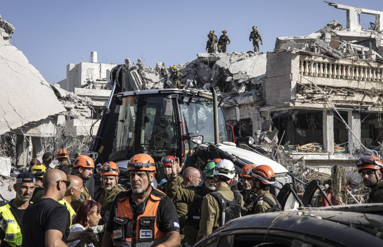 އީރާނުން ރޭ ދިން ވަރުގަދަ ހަމަލާއެއް އަމާޒުވި އިޒްރޭލުގެ އިމާރާތެއްގެ ތެރެއިން މީހުން ހޯދައި ސަލާމަތްކުރުމުގެ މަސައްކަތްކުރަނީ. -- ފޮޓޯ: އޭއެފްޕީ