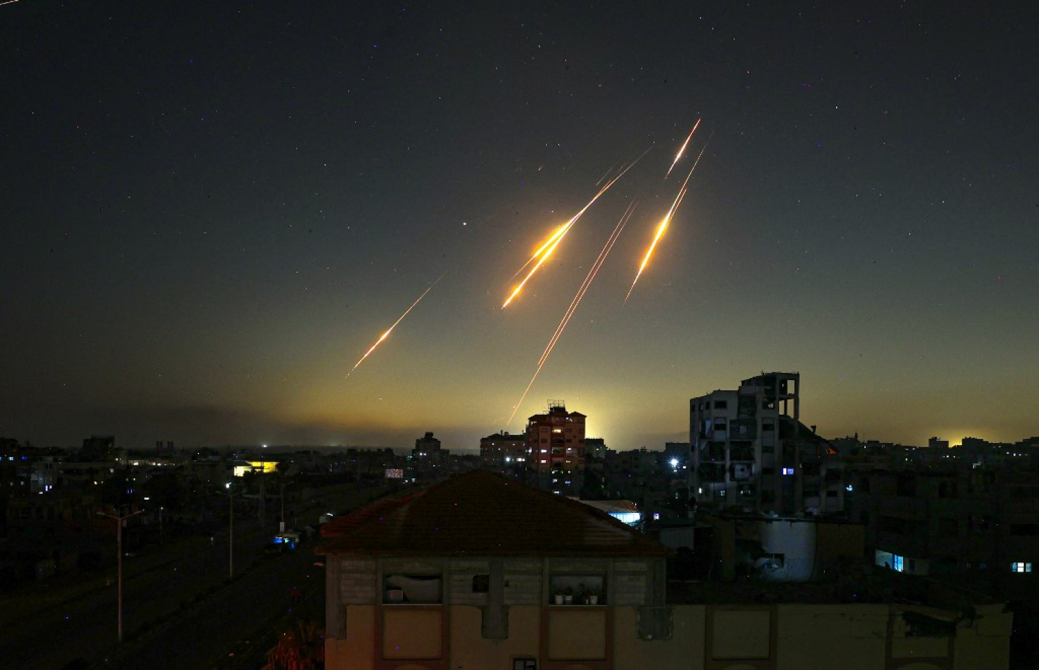 އީރާނުން ރޭ ދިން ވަރުގަދަ ހަމަލާއެއް އިޒްރޭލަށް އަމާޒުވަނީ: ރޭގެ ހަމަލާތަކުގައި އިޒްރޭލުން، މަދުވެގެން އަށް މީހަކު މަރުވެ 130 އަށް ވުރެ ގިނަ މީހުން ވަނީ ޒަހަމްވެފައި. -- ފޮޓޯ: އޭއެފްޕީ