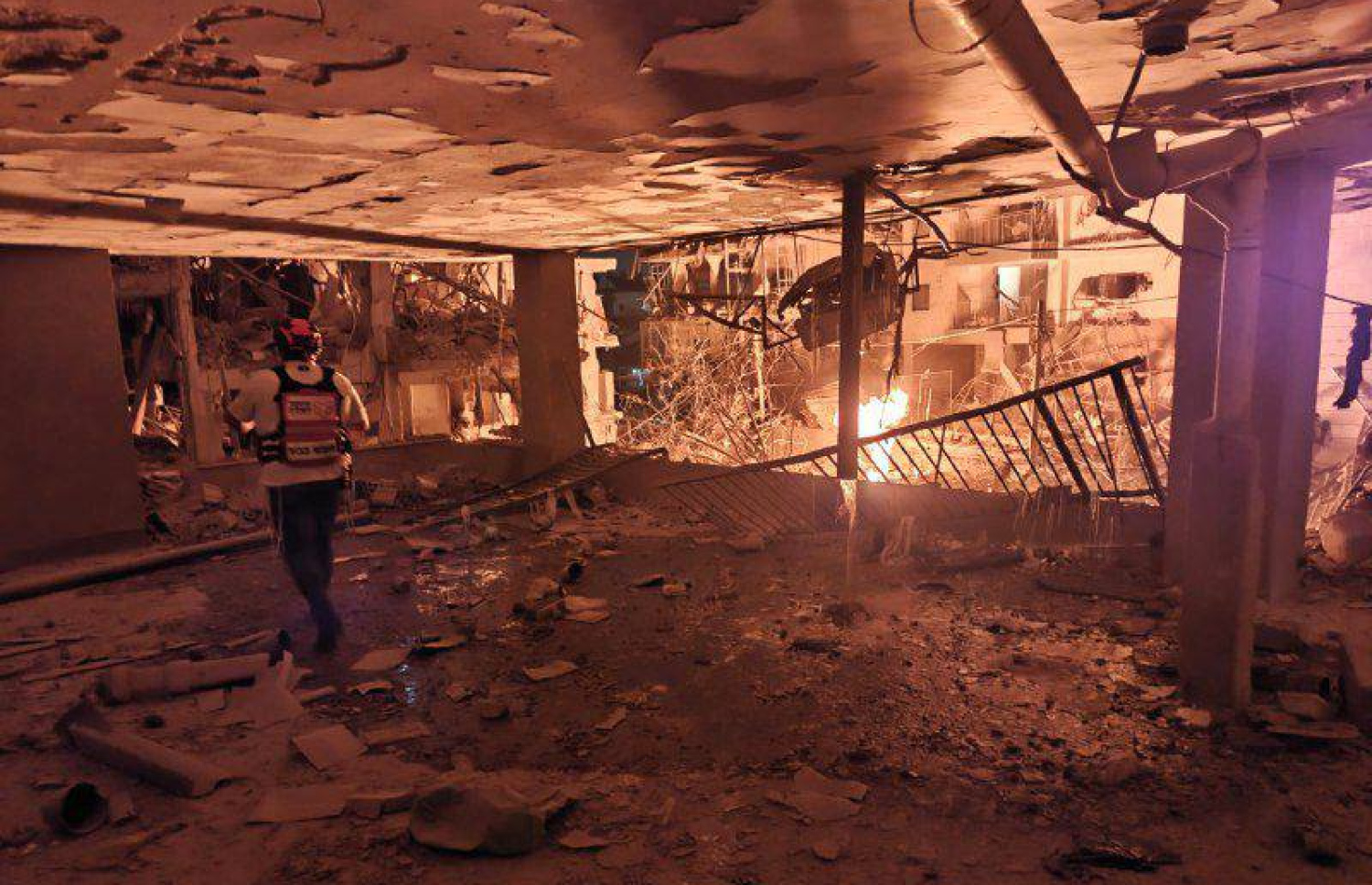 އީރާންގެ ހަމަލާއެއްގައި އިޒްރޭލުގެ އިމާރާތަކަށް ގެއްލުން ވެފައި. -- ފޮޓޯ: އޭއެފްޕީ