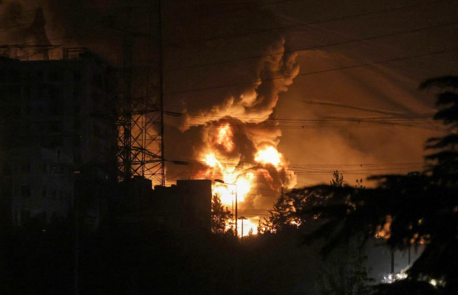 އިޒްރޭލުން އިސްވެ އީރާނަށް ދިން ހަމަލާތަކުގެ ބަދަލު ހިފުމަށް އީރާނުން ދިން ވަރުގަދަ ހަމާލާއެއް ތެލް އަވީވަށް އަމާޒުވެ ގޮވަނީ. -- ފޮޓޯ: އޭއެފްޕީ