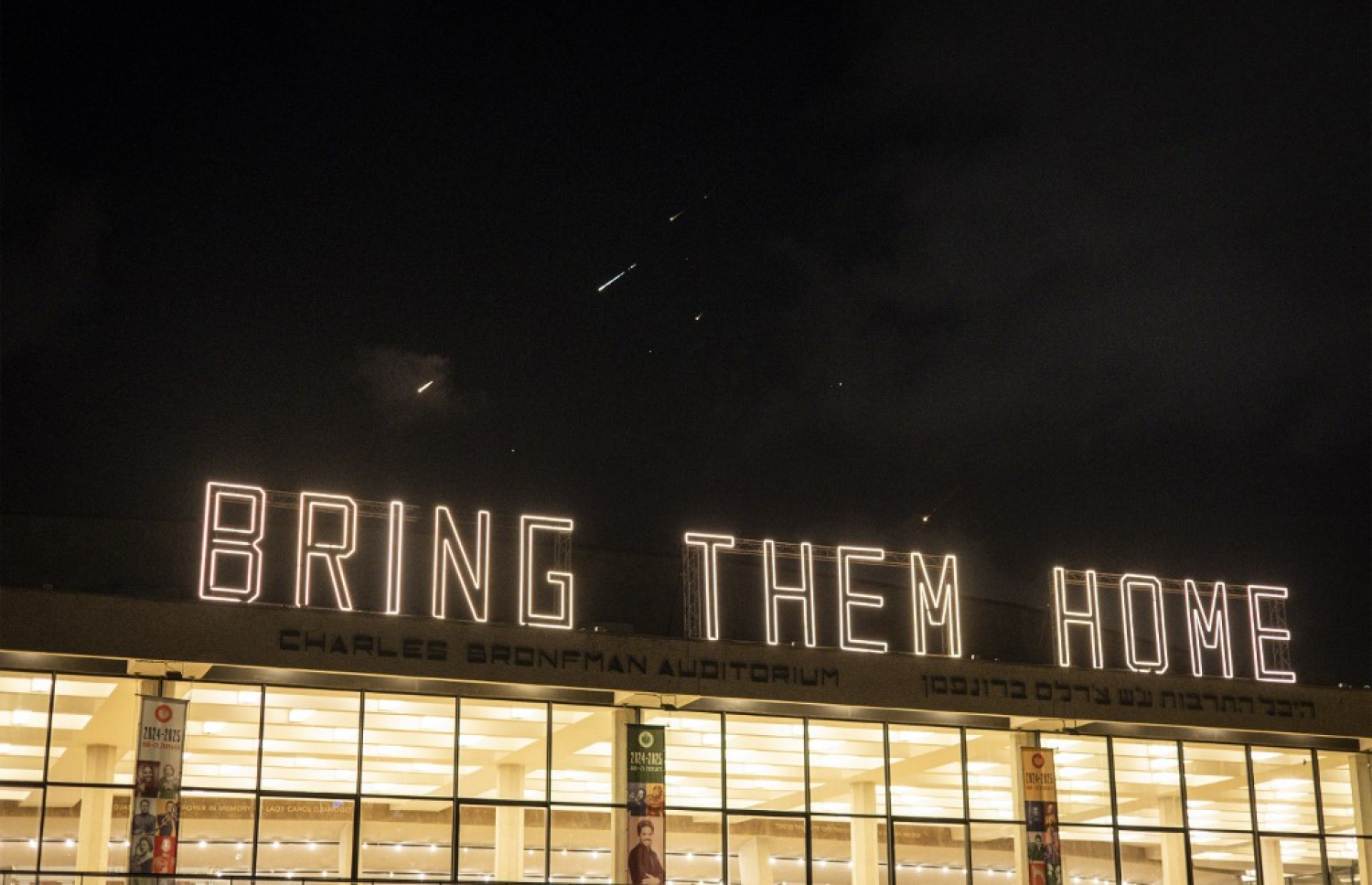 އިޒްރޭލުން އިސްވެ އީރާނަށް ދިން ހަމަލާތަކުގެ ބަދަލު ހިފުމަށް އީރާނުން ފޮނުވާލި މިސައިލްތައް އިޒްރޭލްގެ ވައިގެ ސަރަހައްދުގައި. -- ފޮޓޯ: އޭއެފްޕީ