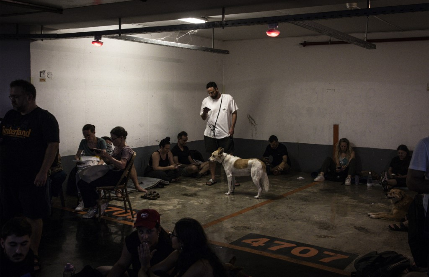 އިޒްރޭލުން އިސްވެ އީރާނަށް ދިން ހަމަލާތަކުގެ ބަދަލު ހިފުމަށް އީރާނުން ދިން ވަރުގަދަ ހަމަލާތަކުން ސަލާމަތްވާން އިޒްރޭލް މީހުން ބިންގަރާސްތަކުގައި -- ފޮޓޯ: އޭއެފްޕީ