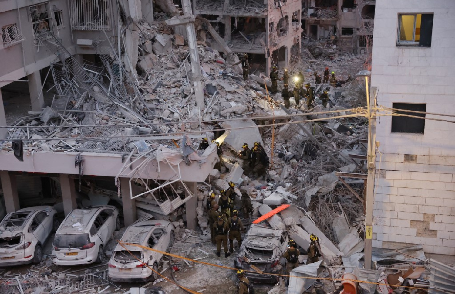 އީރާނުން ދިން މިސައިލް ހަމަލާއެއްގައި ތެލްއަވީވްގައި ހުރި އިމާރާތެއް ހަލާކުވެފައި: މި އިމާރާތުގެ ތެރެއިން ބަޔަކު މަރުވެ އަދި އެއްބަޔަކު ވަނީ ގެއްލިފައި. -- ފޮޓޯ: އޭއެފްޕީ