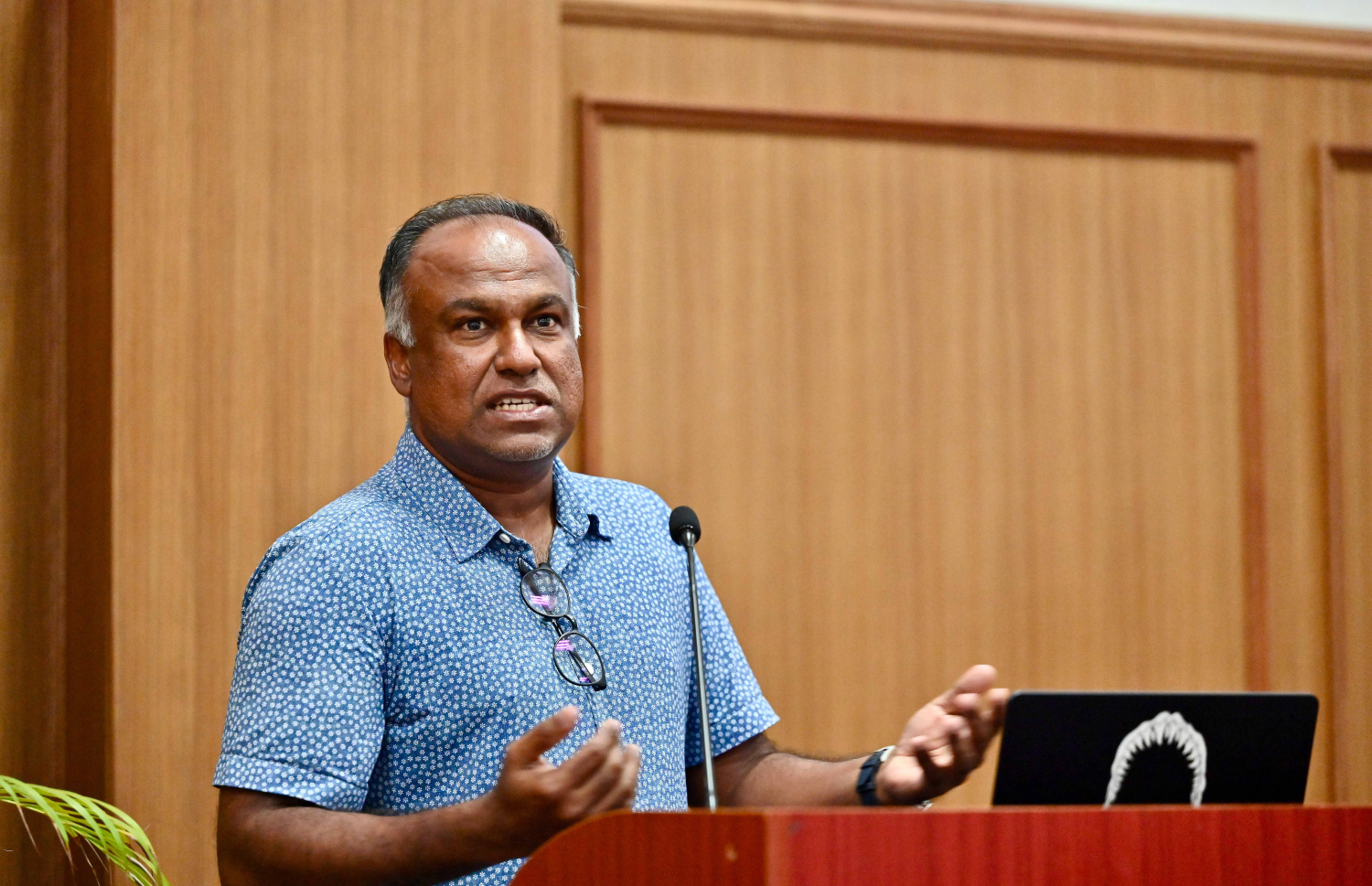 ސޮނީ ފިޝިންގެ މެނޭޖިން ޑިރެކްޓަރު މޫސާ ކަލީމް ސެމިނާގައި ވާހަކަ ދައްކަވަނީ. -- ފޮޓޯ: ނިޝާން އަލީ | މިހާރު