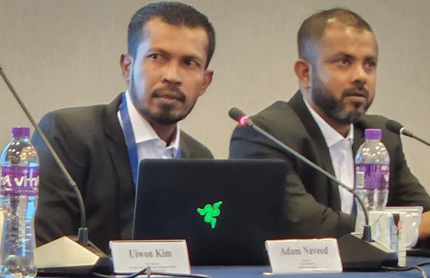 އޮޕަރޭޝަން ފްރޮންޓިއާ ޕްލަސްގެ މައުލޫމާތު ހިއްސާކުރުމަށް ހޮންކޮންގުގައި ބޭއްވި ބައްދަލުވުމުގައި އެންޓި-ސްކޭމް ސެންޓަރުގެ ހެޑް އިންސްޕެކްޓަރު އާދަމް ނަވީދާއި ސްކޭމް އިންވެސްޓިގޭޝަންގެ އިސްވެރިޔާ އިންސްޕެކްޓަރު ޝާމް މުހައްމަދު ބައިވެރިވެވަޑައިގަންނަވަނީ.-- ފޮޓޯ: ޕޮލިސް