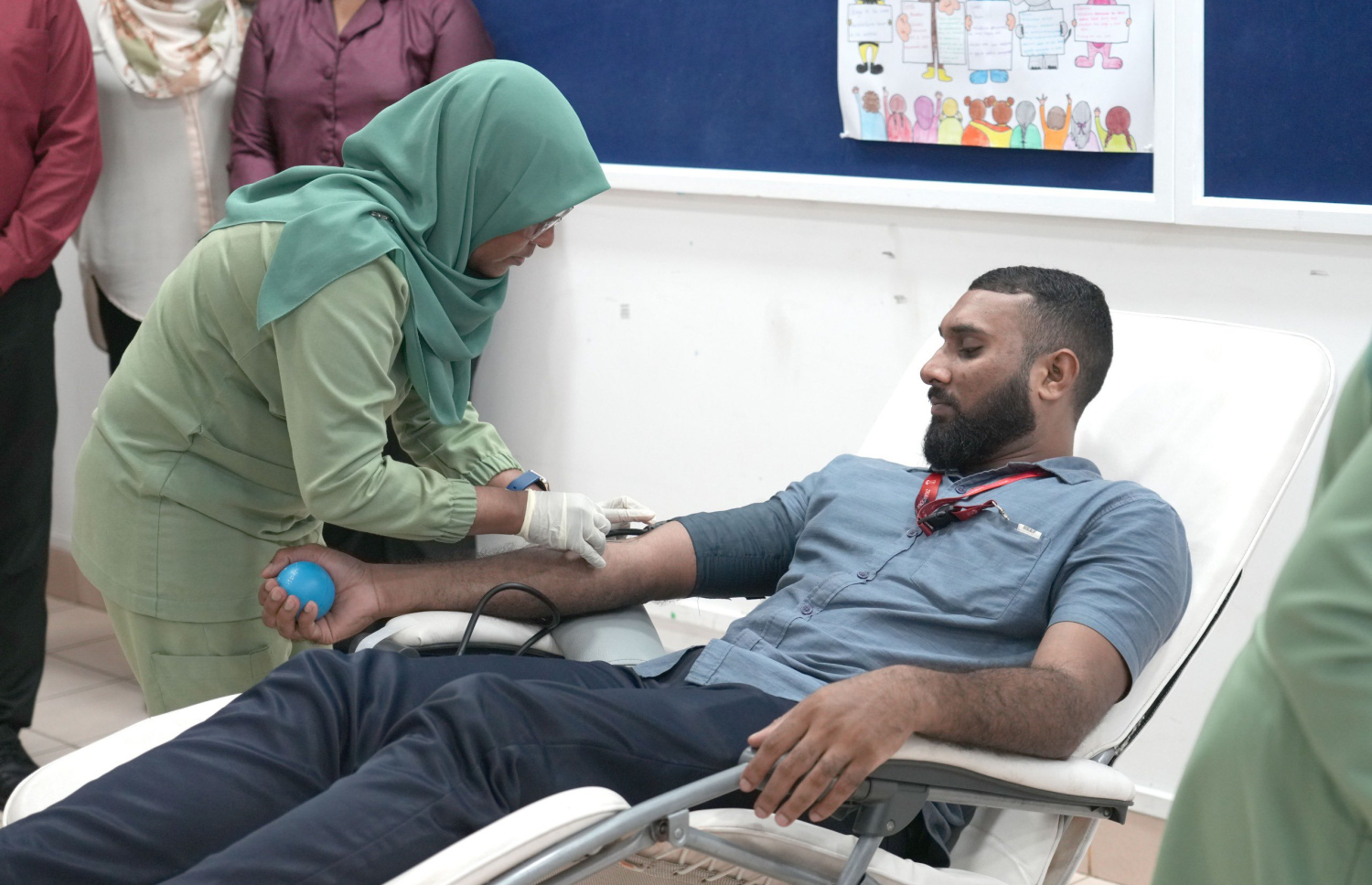 ލޭ ހަދިޔާކުރާ އެމްބެސެޑަރުންގެ ގޮތުގައި ކޮލެޖު/ޔުނިވާސިޓީތަކުގެ ދަރިވަރުން ހަމަޖެއްސުމަށް އިއްޔެ ބޭއްވި ރަސްމިއްޔާތުގައި މީހަކު ލޭ ހަދިޔާކުރަނީ.-- ފޮޓޯ؛ ހެލްތު މިނިސްޓްރީ