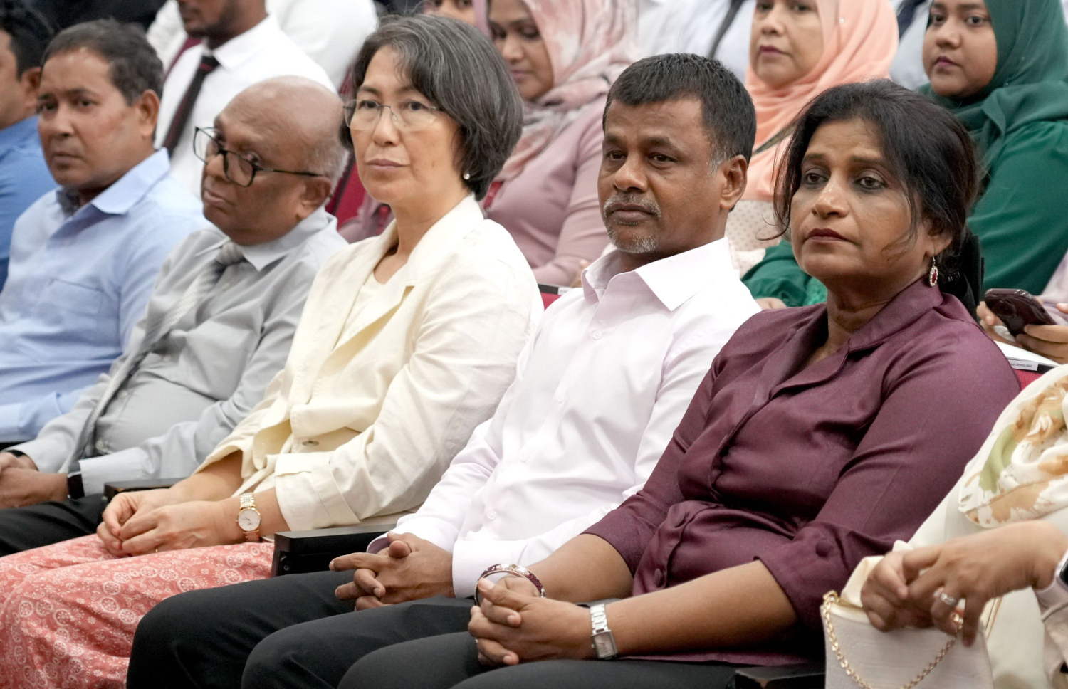 ލޭ ހަދިޔާކުރާ އެމްބެސެޑަރުންގެ ގޮތުގައި ކޮލެޖު/ޔުނިވާސިޓީތަކުގެ ދަރިވަރުން ހަމަޖެއްސުމަށް އިއްޔެ ބޭއްވި ރަސްމިއްޔާތުގައި ހެލްތު މިނިސްޓަރު ނާޒިމް އަދި އެމްއެންޔޫގެ ވައިސް ޗާންސެލާ ޑރ. ޝެހެނާޒު ބައިވެރިވެވަޑައިގަންނަވަނީ.-- ފޮޓޯ: އެމްއެންޔޫ