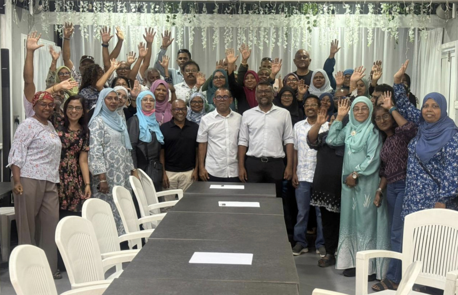 ފައްޔާޒަށް ނަޝީދާއި ޑިމޮކްރެޓްސް މެންބަރުން ދެއްވި މެންދުރުގެ ކެއުމަށް ފަހު ފޮޓޯއަކަށް ހުއްޓިގެން --