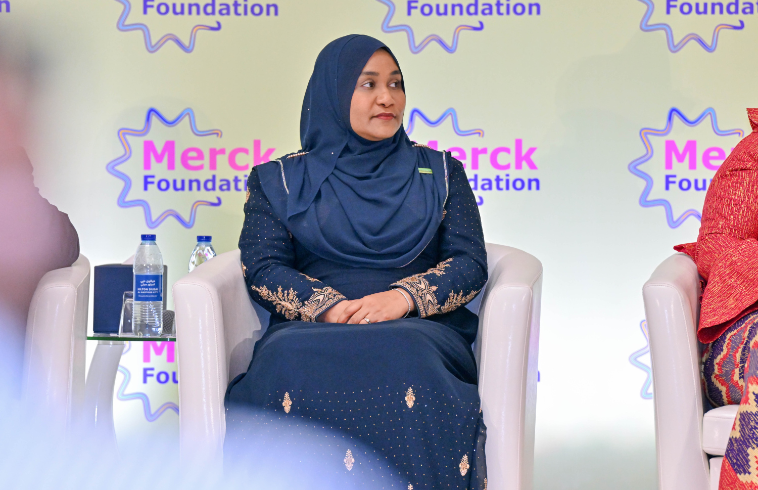 ފަސްޓްލޭޑީ ސާޖިދާ މުހައްމަދު މިއަދުގެ ބައްދަލުވުމުގައި ބައިވެރިވެވަޑައިގަންނަވަނީ.