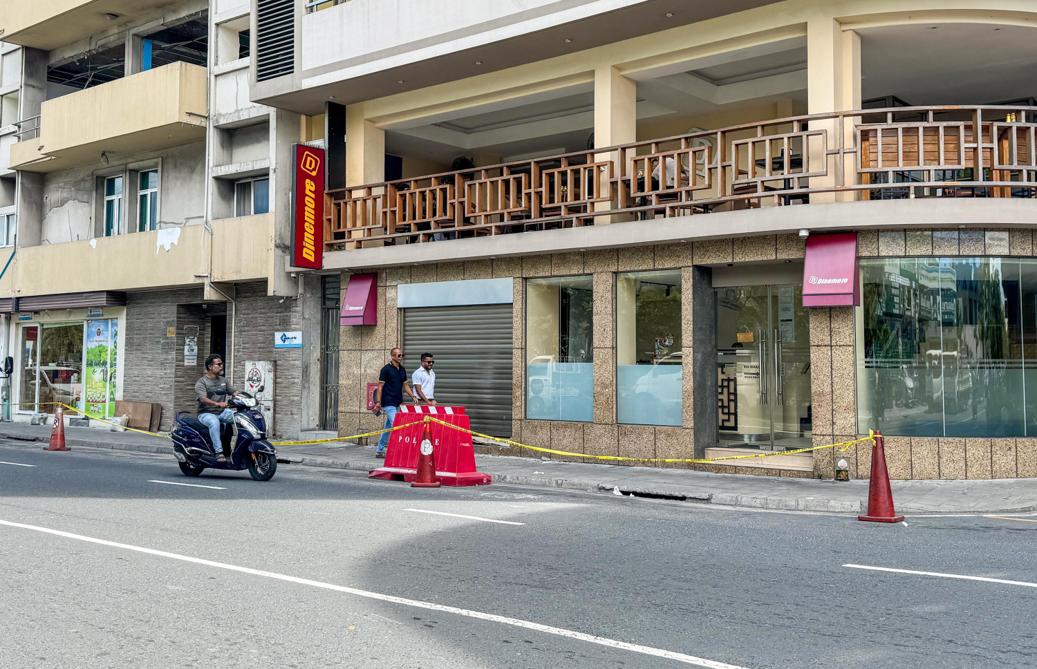 ބޮޑުތަކުރުފާނު މަގުގައި ޕާކުކުރުން މަނާކަން އަންގައިދިނުމަށް ފުލުހުން ކޯނު ޖަހައި ޓޭޕު ދަމައިފައި.-- ފޮޓޯ: ނިޝާން އަލީ | މިހާރު