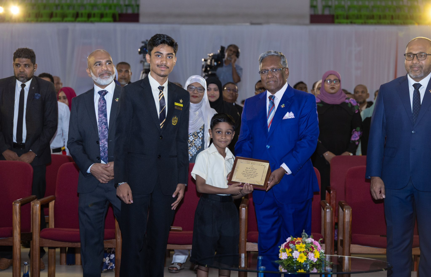 ދެހާސް ބާވީސް އަދި ދެހާސް ސައުވީސް ވަނަ އަހަރުގެ އޯ ލެވެލް އިމްތިހާނުގެ ގަދަ 10 ގައި ހިމެނުނު ދަރިވަރުންނަށް އިނާމު ދިނުމަށް މިއަދު ހެނދުނު ބޭއްވި ދަންފަޅީގެ ޝަރަފުވެރި މެހުމާން ކުރީގެ ރައީސް އަދި ރައީސް މުއިއްޒުގެ ހާއްސަ މަންދޫބު ޑރ. ވަހީދު އެ ހަފުލާ އަށް ވަޑައިގަންނަވަނީ.