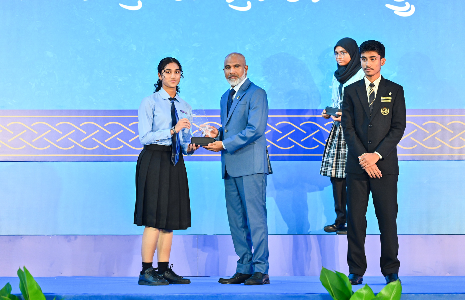 ދެހާސް ތޭވީސް ވަނަ އަހަރުގެ އޯލެވެލް އިމްތިހާނުގެ 10 ގައި ހިމެނުނު ކުއްޖަކާ މިނިސްޓަރު އިސްމާއިލް މިއަދު ހެނދުނު ދަންފަޅީގައި އެވޯޑް ހަވާލު ކޮށްދެއްވަނީ.---ފޮޓޯ: ފަޔާޒު މޫސާ| މިހާރު