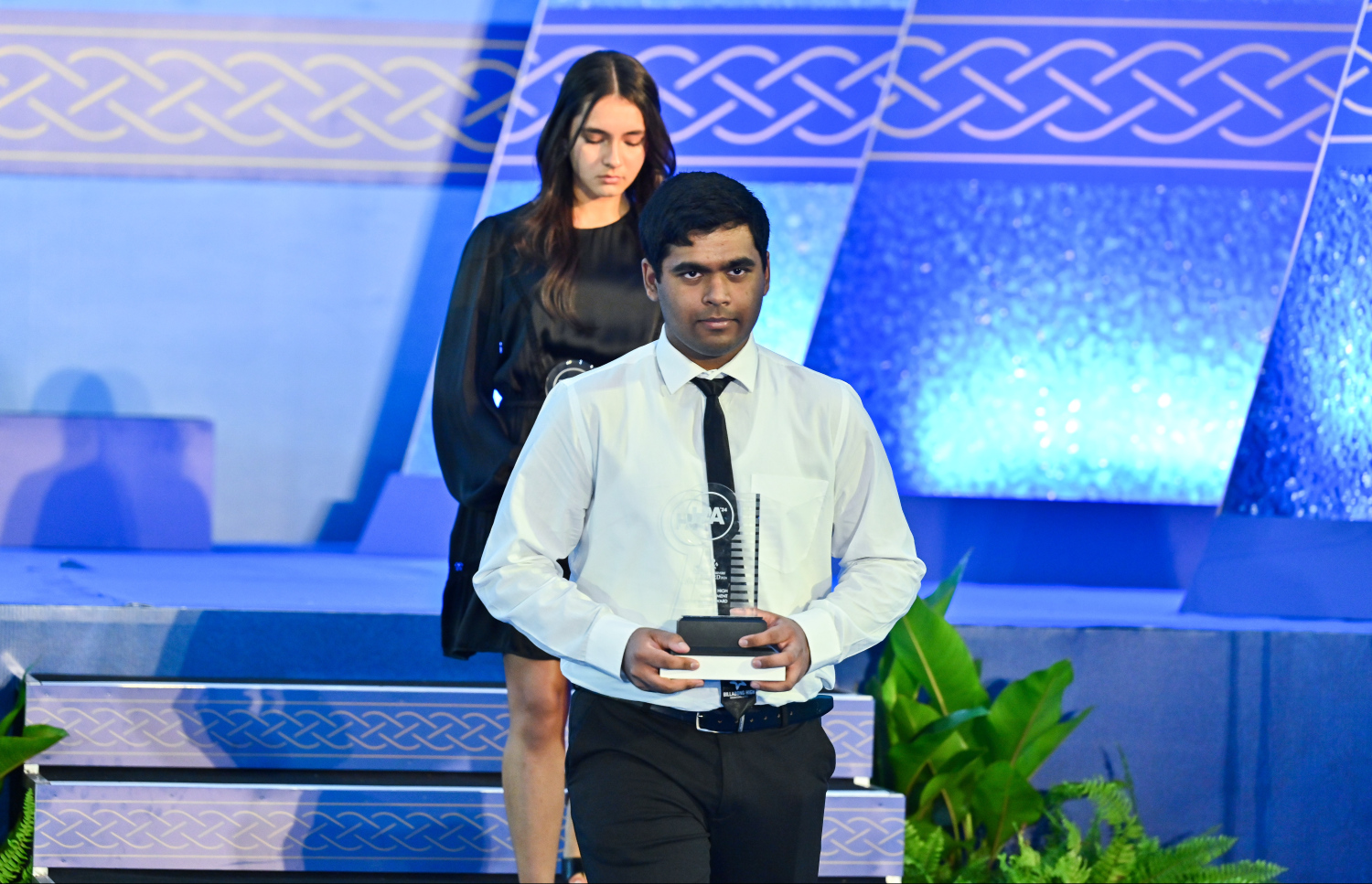 ދުނިޔޭގެ ފެންވަރުގައި ރަނގަޅު ނަތީޖާ ހޯދި ދެ ދަރިވަރަކު އެވޯޑް ހިފައިގެން ސްޓޭޖުން ފައިބަނީ  -- ފޮޓޯ: ފަޔާޒު މޫސާ | މިހާރު