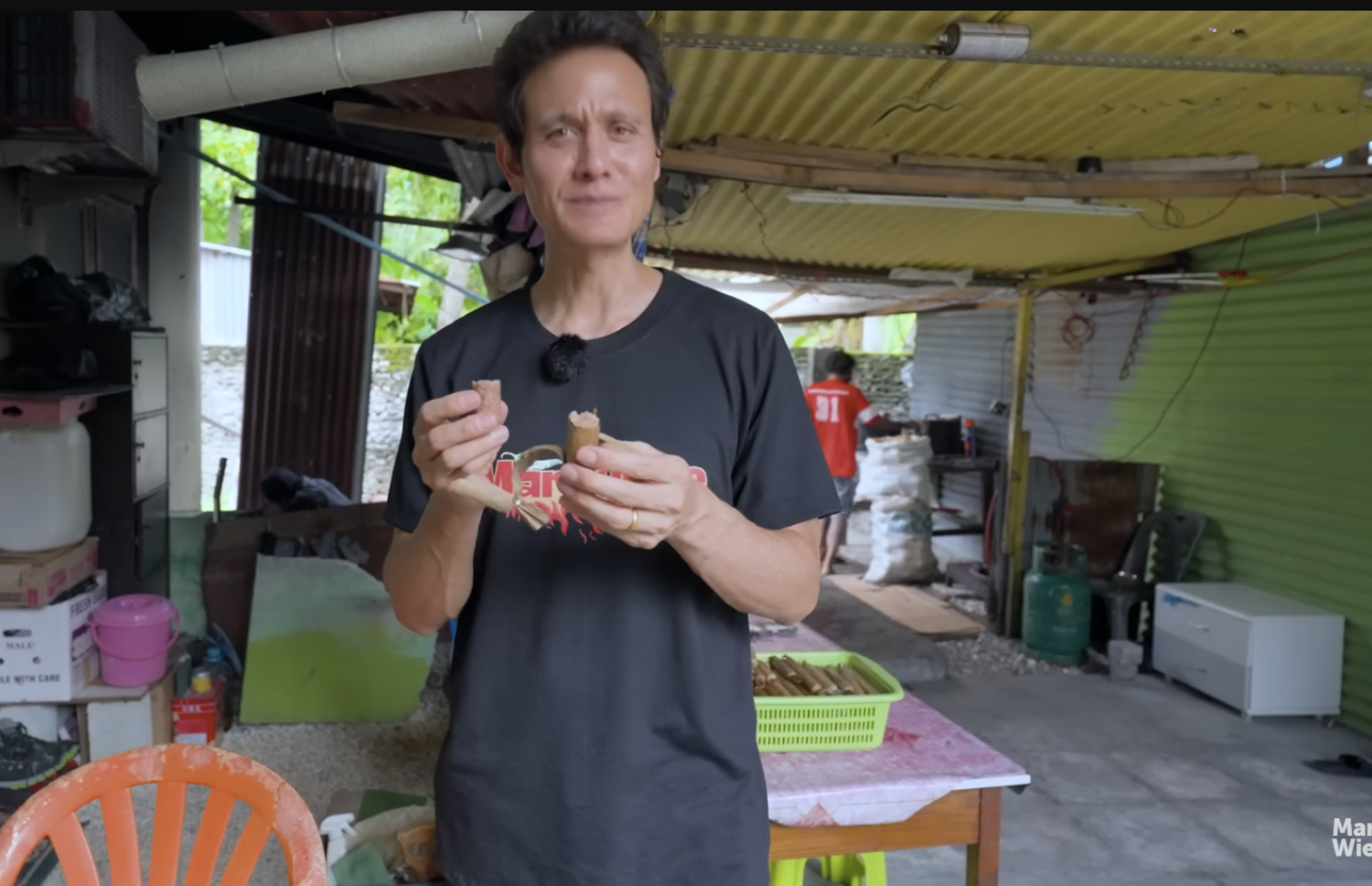 މާކް، އައްޑޫ ބޮނޑީގެ ރަހަ ބަލަނީ.