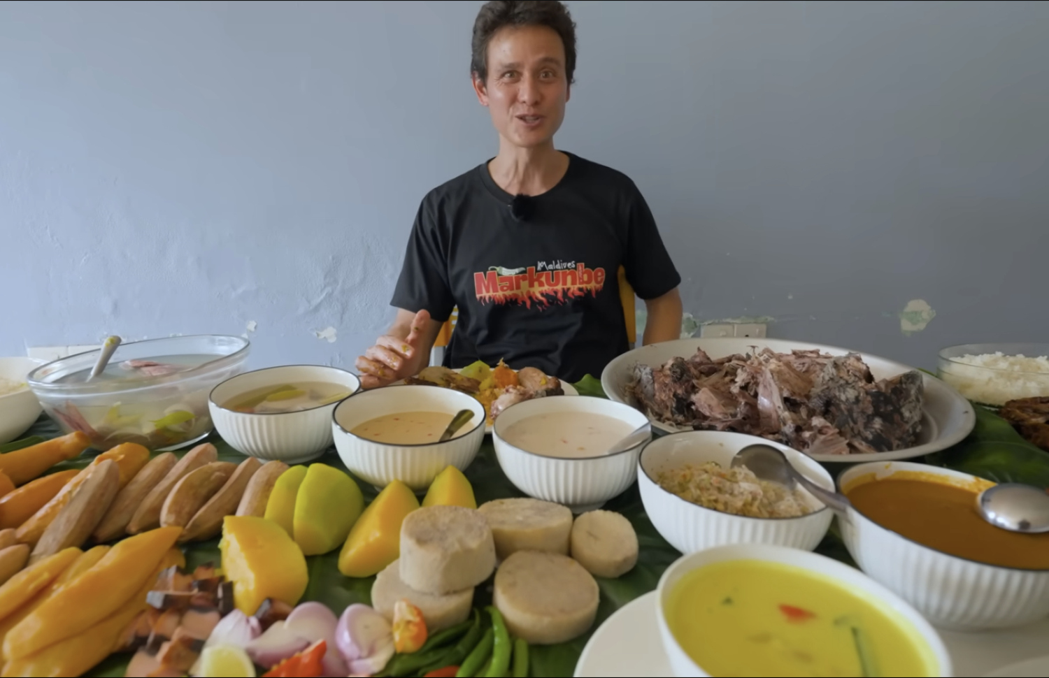 މާކް، ދިވެހި ކެއުމެއްގެ ރަހަ ބަލަނީ.