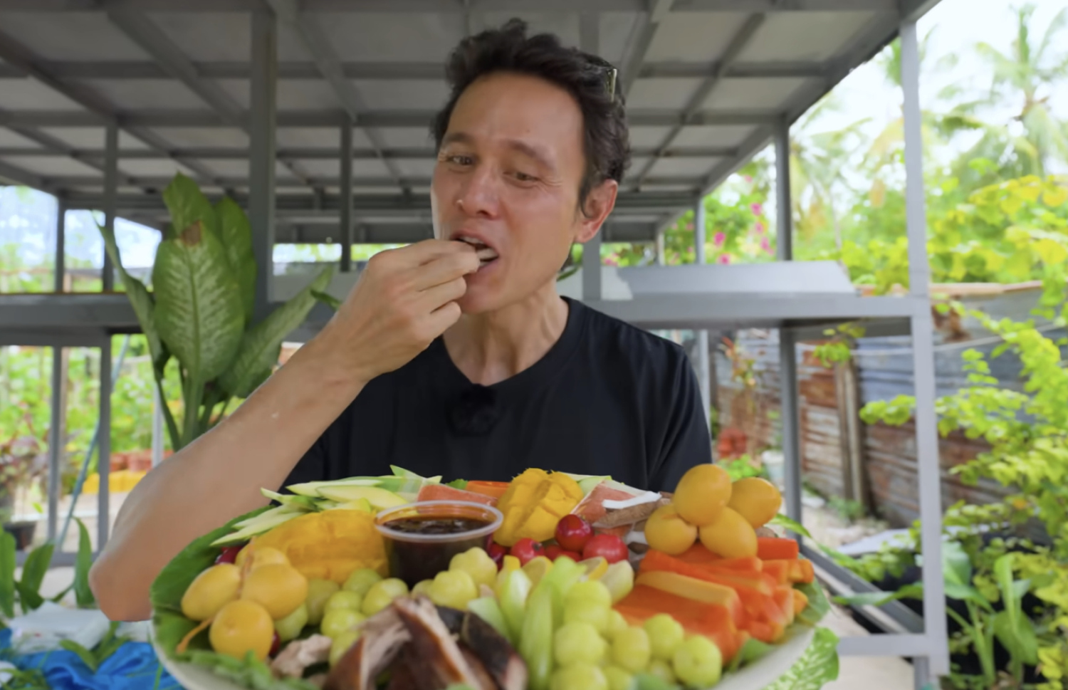 މަޖާ ހަދަން ބޭނުންކުރާ ބައެއް ސާމާނު ރިހާކުރާ ޖައްސައިގެން މާކް ރަހަ ބަލަނީ.