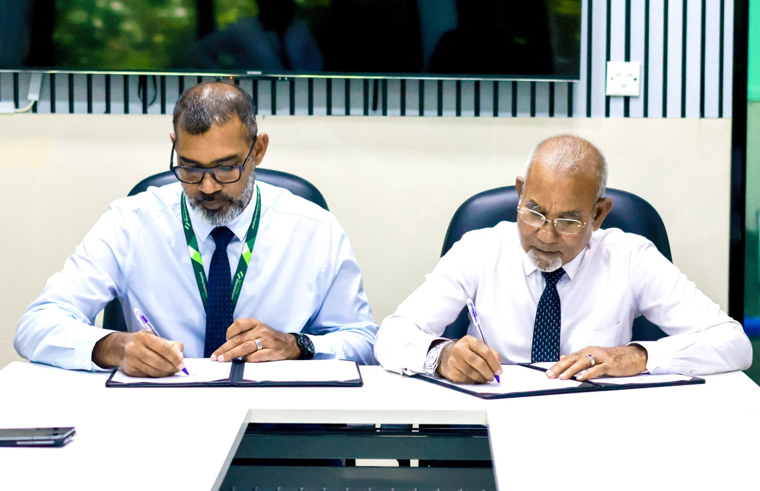 ވިލިމާލޭގައި ކުޑަކުދިންގެ ހިޔާ ހިންގި އިމާރާތުގައި ވަގުތީ ގޮތުން ހޮސްޕިޓަލެއް ހެދުމުގެ އެގްރިމެންޓުގައި ސްޓޭޓް މިނިސްޓަރު އާދަމް (ކ) އަދި ސީއީއޯ ހަލީމް ސޮއިކުރައްވަނީ.-- ފޮޓޯ: ހެލްތު މިނިސްޓްރީ