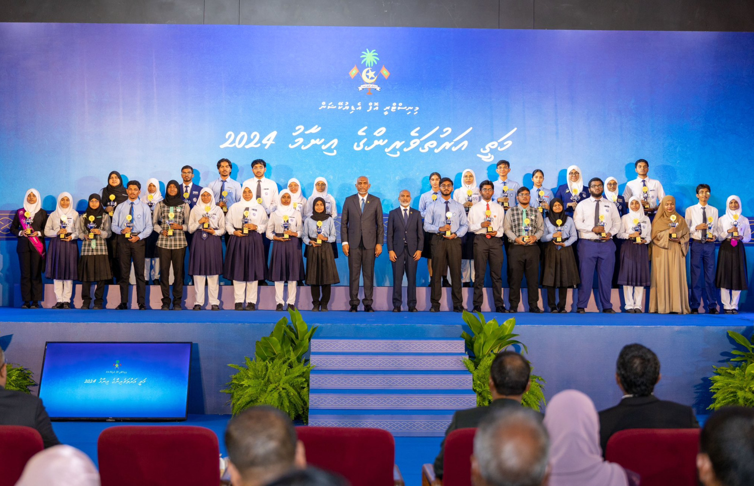 އޯ ލެވެލްގ ގަދަ 10 ގައި ހިމެނުނު ދަރިވަރުންތަކެއް ރައީސް ޑރ. މުހައްމަދު މުއިއްޒު އާއި އެޑިޔުކޭޝަން މިނިސްޓަރު ޑރ. އިސްމާއިލް ޝަފީއުއާއެކު ރޭގެ ޖަލްސާގައި--- ފޮޓޯ: ރައީސް އޮފީސް