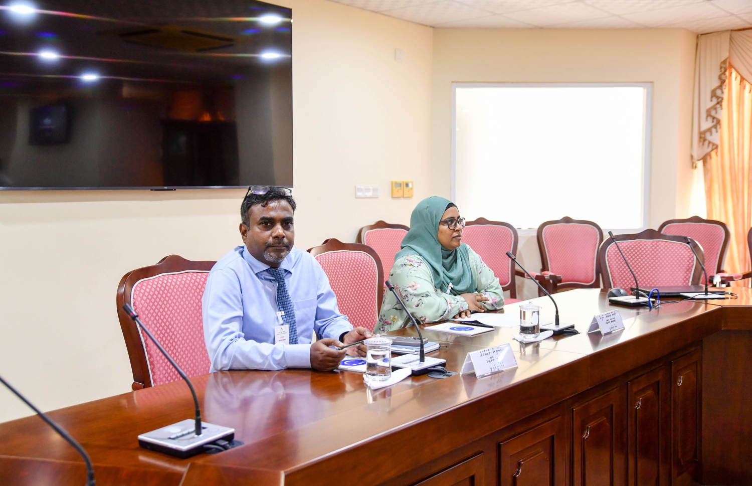 ރައްޔިތުންގެ މަޖިލީހުގެ އިންފޮމޭޝަން އެންޑް ކޮމިއުނިކޭޝަން ޓެކްނޮލޮޖީ ކޮމިޓީން ބޭއްވި ބައްދަލުވުމަށް ވަޑައިގެންނެވި އެންސީއައިޓީގެ ބޭފުޅުން.-- ފޮޓޯ: މަޖިލިސް