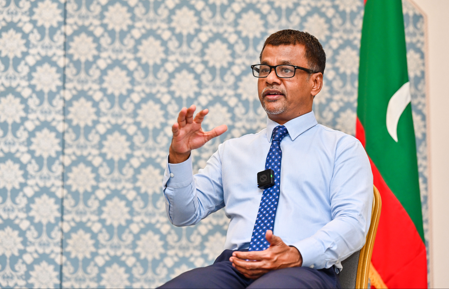 ހެލްތް މިނިސްޓަރު އަބްދުﷲ ނާޒިމް "މިހާރު" އަށް އިންޓަވިއު ދެއްވަނީ.- ފޮޓޯ: މިހާރު