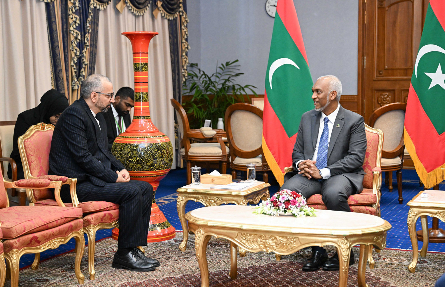 އީރާނުން ރާއްޖެއަށް ކަނޑައެޅި އާ ސަފީރުގެ ސަފީރުކަމުގެ ފަތްކޮޅު އެރުވުމުގެ ބޭއްވި ރަސްމިއްޔާތުގައި ރައީސް ޑރ. މުހައްމަދު މުއިއްޒާއި އީރާނުގެ އާ ސަފީރު ޑރ. އަލީރިޒާ ދެލްކޯޝް.-- ފޮޓޯ: ރައީސް އޮފީސް