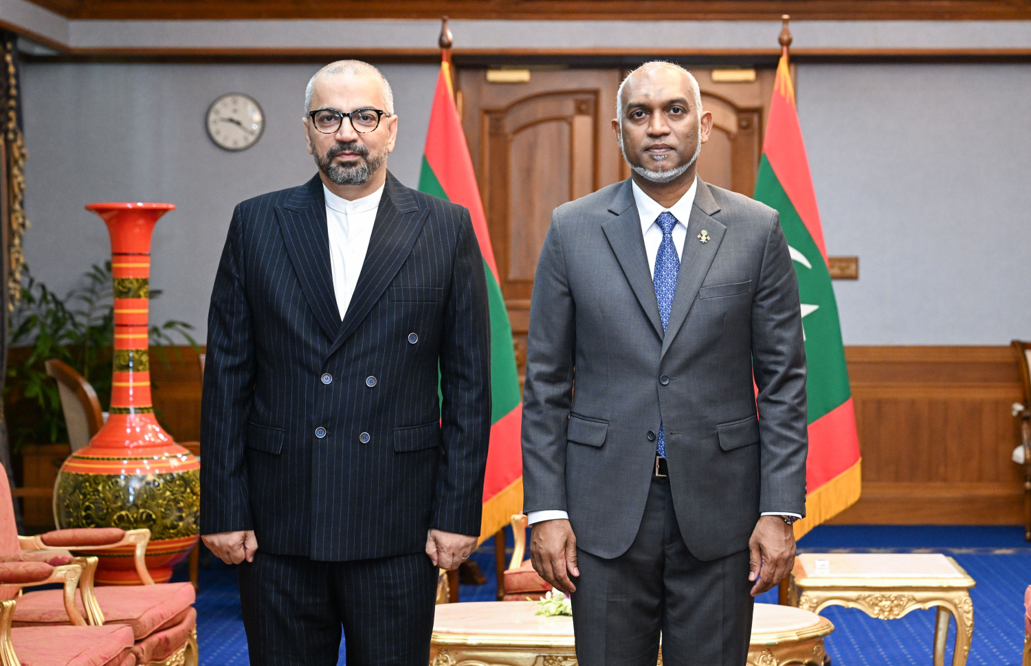 އީރާނުން ރާއްޖެއަށް ކަނޑައެޅި އާ ސަފީރުގެ ސަފީރުކަމުގެ ފަތްކޮޅު އެރުވުމުގެ ބޭއްވި ރަސްމިއްޔާތުގައި ރައީސް ޑރ. މުހައްމަދު މުއިއްޒާއި އީރާނުގެ އާ ސަފީރު ޑރ. އަލީރިޒާ ދެލްކޯޝް.-- ފޮޓޯ: ރައީސް އޮފީސް