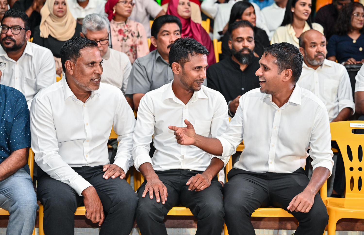 ނަޝީދު އަލުން އެމްޑީޕީއާ ގުޅިވަޑައިގަތުން ފާހަގަކުރުމަށް މިރޭ ސަލްޓަންޕާކުގައި ބޭއްވި ޖަލްސާގައި ބައިވެރިވެވަޑައިގެންނެވި ބައެއް ބޭފުޅުން.--- ފޮޓޯ: ފަޔާޒު މޫސާ | މިހާރު