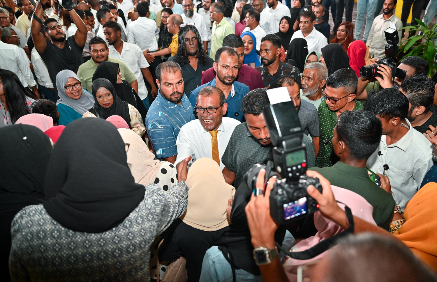 ނަޝީދު އަލުން އެމްޑީޕީއާ ގުޅިވަޑައިގަތުން ފާހަގަކުރުމަށް މިރޭ ސަލްޓަންޕާކުގައި ބޭއްވި ޖަލްސާގައި ސަޕޯޓަރުންނާއި އެމަނިކުފާނު ސަލާންކުރައްވަނީ.-- ފޮޓޯ: ފަޔާޒު މޫސާ | މިހާރު