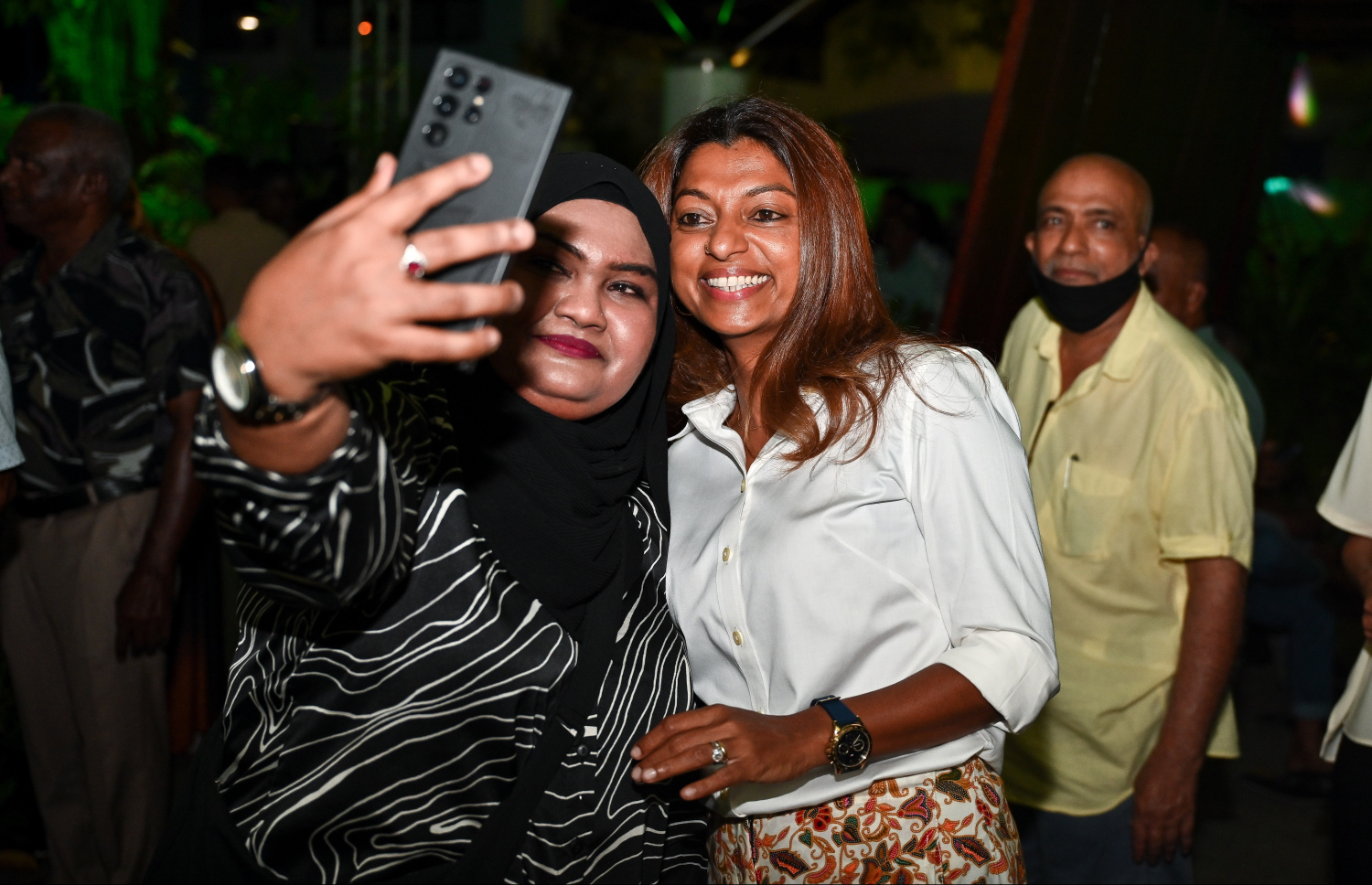 ކުރީގެ ރައީސް މުހައްމަދު ނަޝީދު ދެ އަހަރު ފަހުން އެމްޑީޕީއާ ގުޅިވަޑައިގަތުން ފާހަގަކުރުމަށް ބޭއްވި ހާއްސަ ޖަލްސާ ނިންމުމަށް ފަހު، ރައްޔިތުންގެ މަޖިލިހުގެ ކުރީގެ މެމްބަރު އީވާ އަބްދުﷲއާ އެކު މީހަކު ސެލްފީއެއް ނަގަނީ.---ފޮޓޯ: ފަޔާޒު މޫސާ| މިހާރު