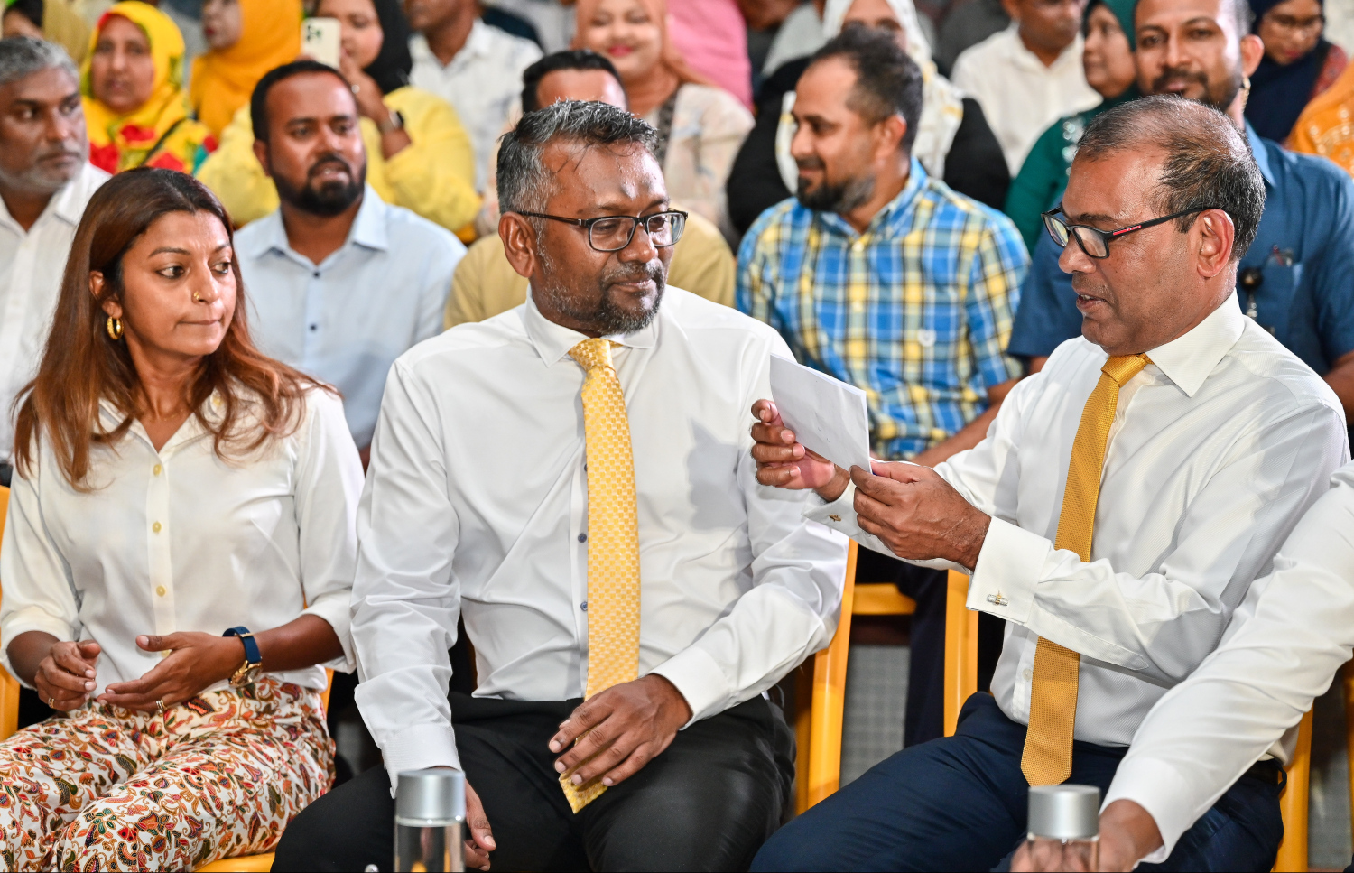 ކުރީގެ ރައީސް ނަޝީދު އަލުން އެމްޑީޕީއާ ގުޅިވަޑައިގަތުމަށް މި އަހަރުގެ ޖޫން 23 ވަނަ ދުވަހުގެ ރޭ ބޭއްވި ޖަލްސާގައި އެ މަނިކުފާނާއި ފައްޔާޒު މަޝްވަރާއެއްގައި.---ފޮޓޯ: ފަޔާޒު މޫސާ| މިހާރު
