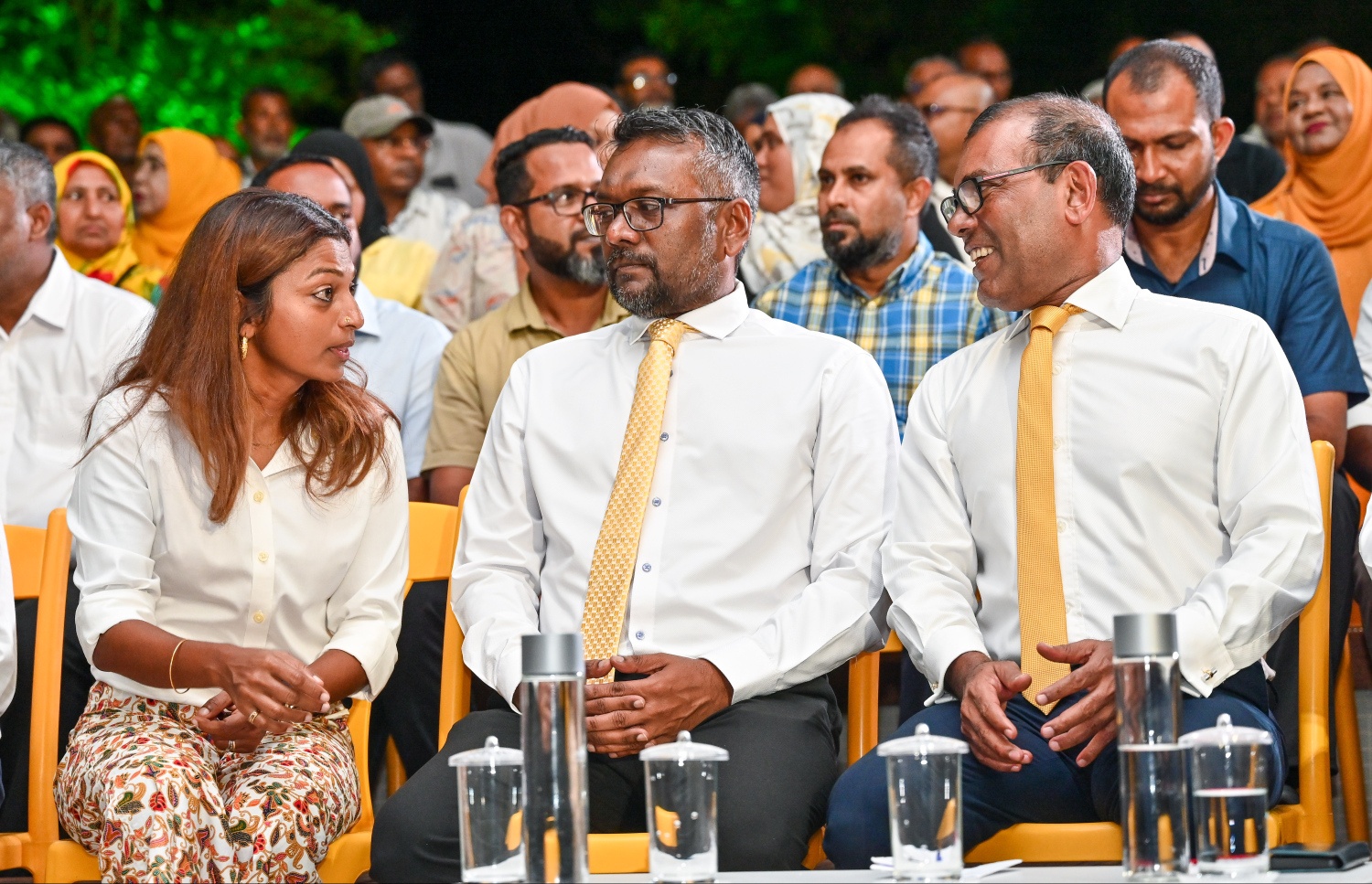 ކުރީގެ ރައީސް މުހައްމަދު ނަޝީދު ދެ އަހަރު ފަހުން އެމްޑީޕީއާ އަލުން ގުޅިވަޑައިގަތުމުގެ މުނާސަބަތުގައި ބޭއްވި ޖަލްސާގައި އެ މަނިކުފާނާއި އެމްޑީޕީގެ ޗެއާޕާސަން ފައްޔާޒު އިސްމާއިލް އަދި ކުރީގެ މެމްބަރު އީވާ އަބްދުﷲ ބައިވެރިވެވަޑައިގަންނަވަނީ.--- ފޮޓޯ: ފަޔާޒު މޫސާ | މިހާރު