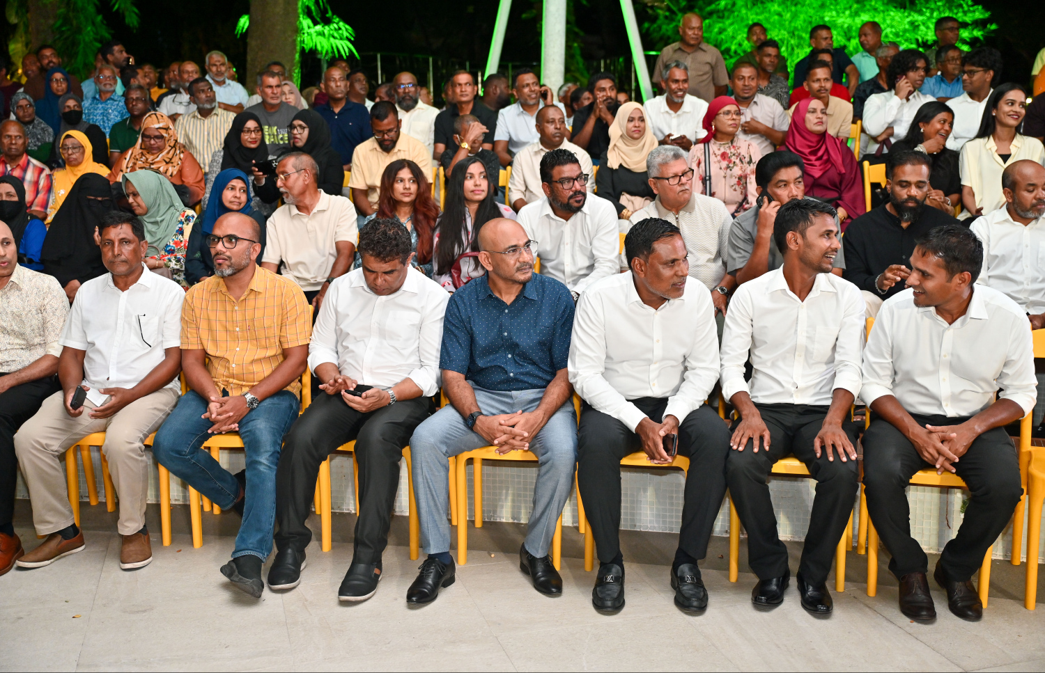 ކުރީގެ ރައީސް މުހައްމަދު ނަޝީދު ދެ އަހަރު ފަހުން އެމްޑީޕީއާ ގުޅިވަޑައިގަތުން ފާހަގަކުރުމަށް ބޭއްވި ހާއްސަ ޖަލްސާގައި ބައިވެރިވެވަޑައިގެންނެވި ބައެއް ބޭފުޅުން---ފޮޓޯ: ފަޔާޒު މޫސާ| މިހާރު