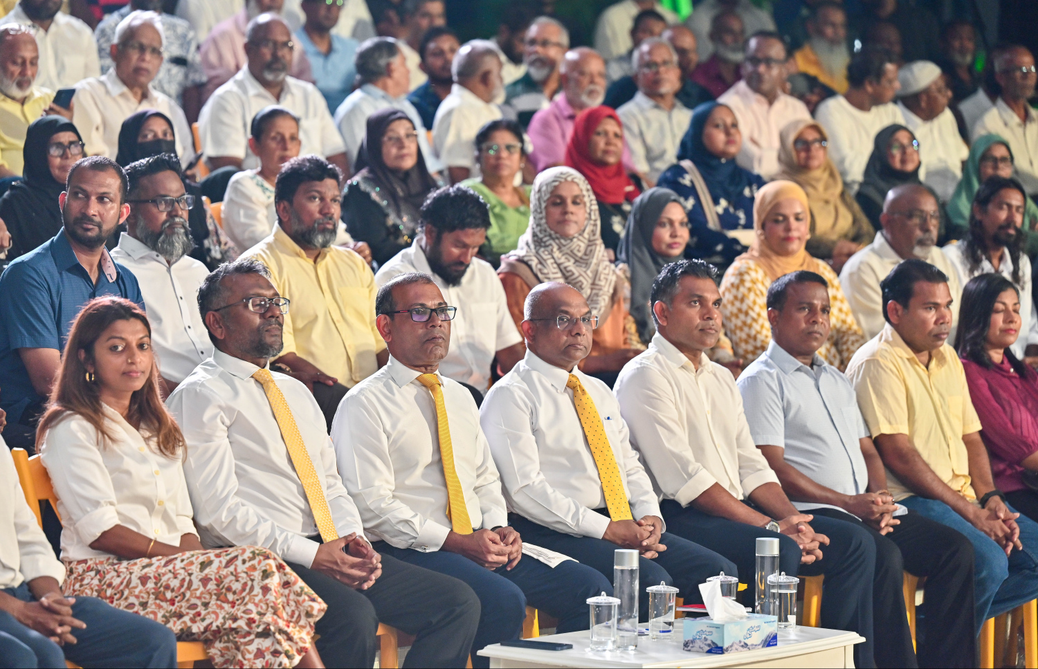 ރައީސް މުހައްމަދު ނަޝީދު އެމްޑީޕީއާ އަލުން ގުޅިވަޑައިގަތުމުގެ މުނާސަބަތުގައި ބޭއްވި ޖަލްސާގައި އެ ޕާޓީގެ އިސްވެރިންނާ އާންމު މެމްބަރުން ބައިވެރިވަނީ  -- ފޮޓޯ: ފަޔާޒު މޫސާ | މިހާރު
