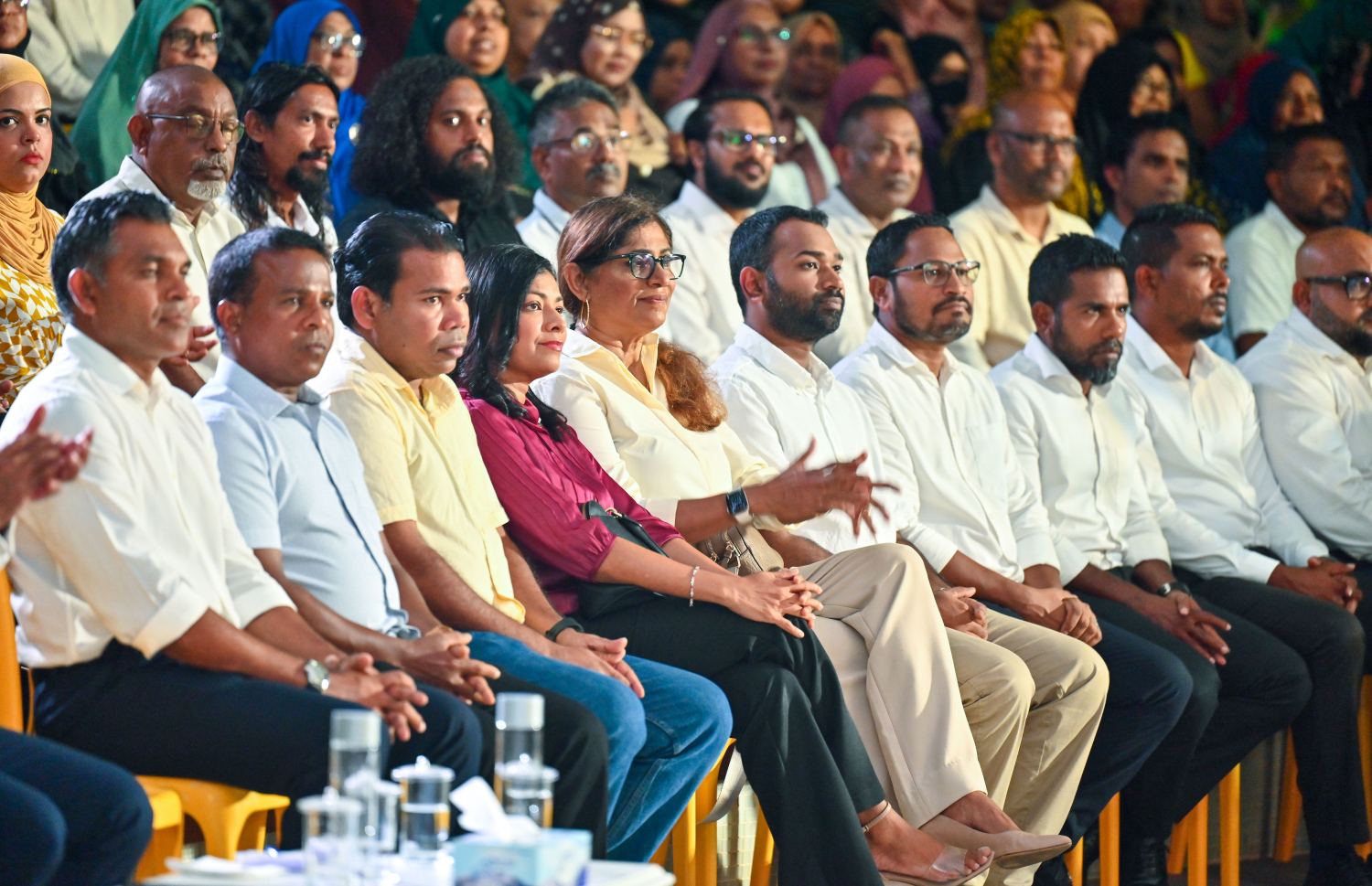 ކުރީގެ ރައީސް މުހައްމަދު ނަޝީދު ދެ އަހަރު ފަހުން އެމްޑީޕީއާ ގުޅިވަޑައިގަތުން ފާހަގަކުރުމަށް ބޭއްވި ހާއްސަ ޖަލްސާގައި ބައިވެރިވެވަޑައިގެންނެވި ބައެއް ބޭފުޅުން---ފޮޓޯ: ފަޔާޒު މޫސާ| މިހާރު