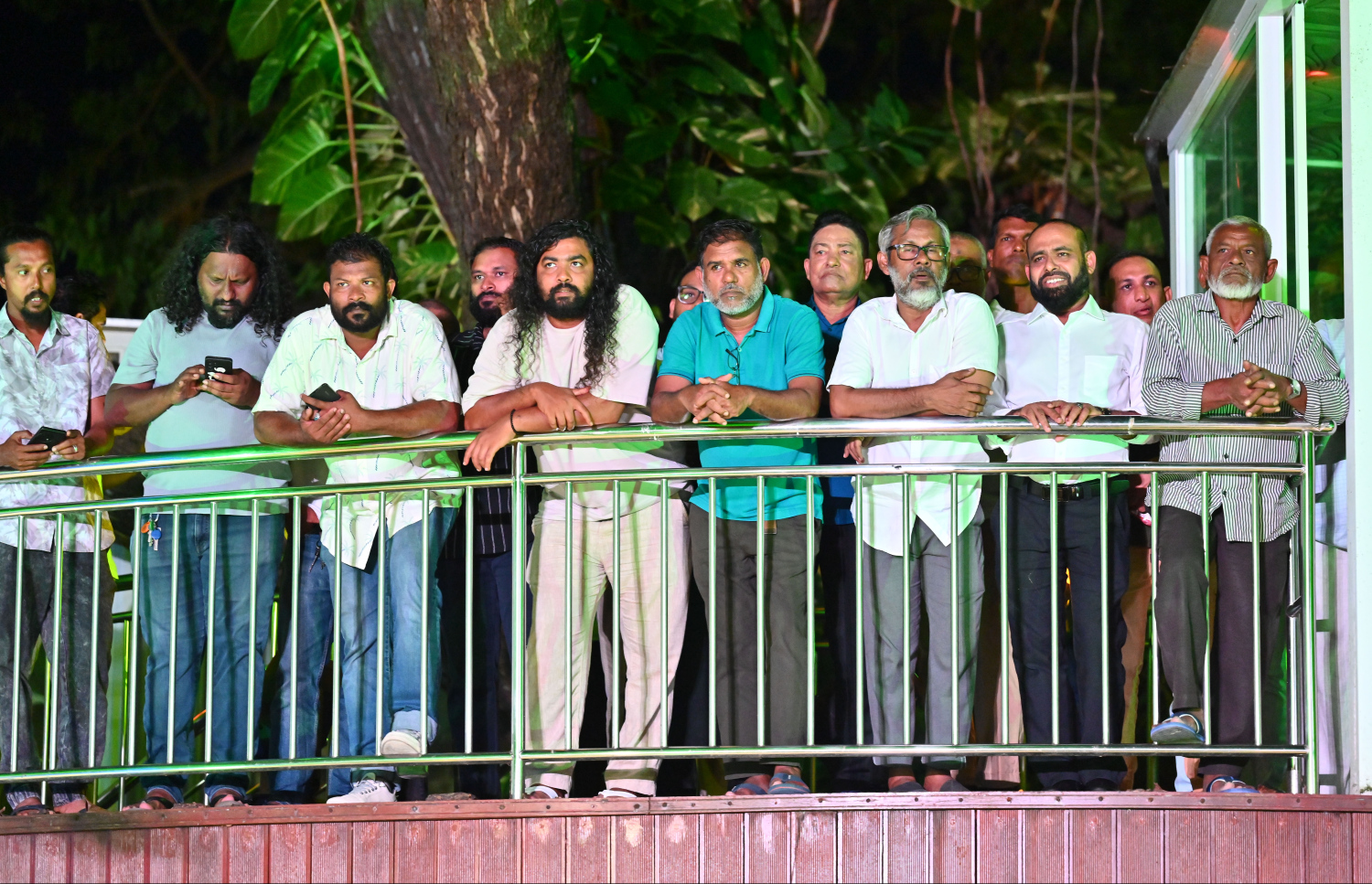 ކުރީގެ ރައީސް މުހައްމަދު ނަޝީދު ދެ އަހަރު ފަހުން އެމްޑީޕީއާ އަލުން ގުޅިވަޑައިގަތުމުގެ މުނާސަބަތުގައި ބޭއްވި ހާއްސަ ޖަލްސާ އަށް ދިޔަ ބައެއް އާންމު މެމްބަރުން.--- ފޮޓޯ: ފަޔާޒު މޫސާ | މިހާރު